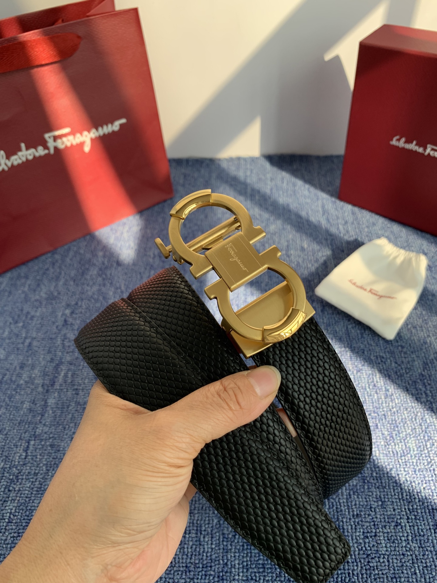 🔴 【品牌】菲拉.格慕 3.5cm. 2025秋冬新款🔴 【描述】这款皮带采用天然粒纹皮革材质，颇具都市
