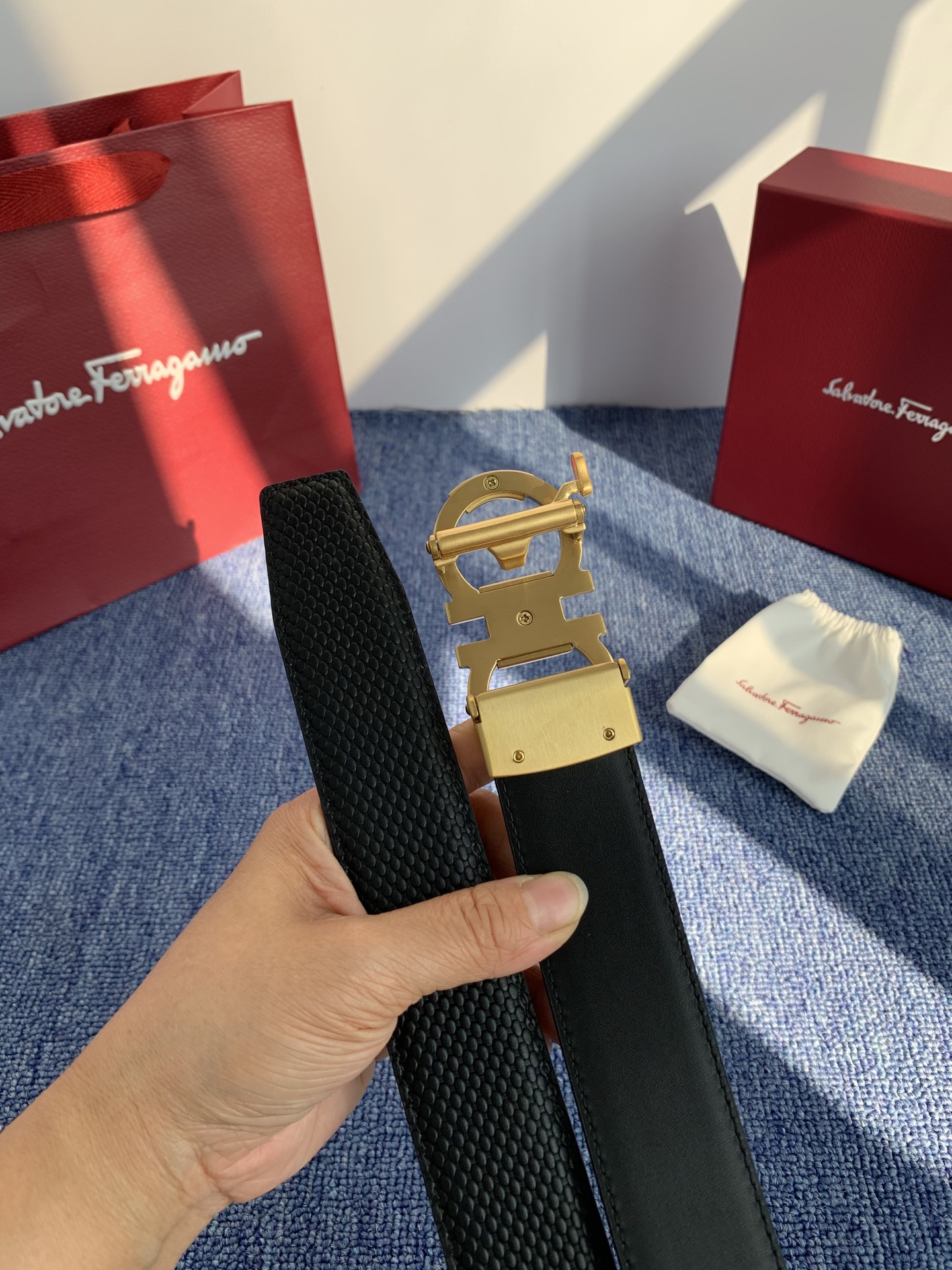 🔴 【品牌】菲拉.格慕 3.5cm. 2025秋冬新款🔴 【描述】这款皮带采用天然粒纹皮革材质，颇具都市