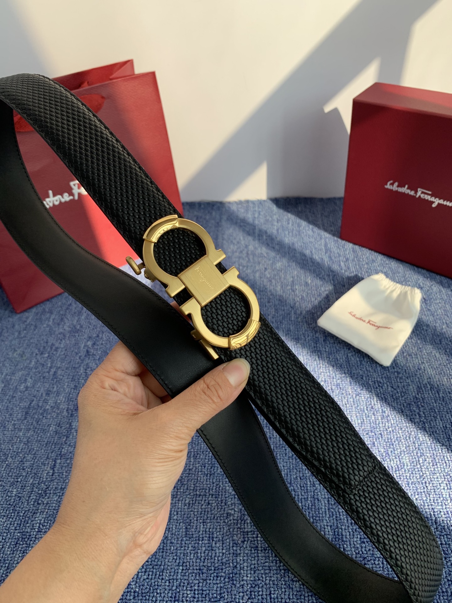 🔴 【品牌】菲拉.格慕 3.5cm. 2025秋冬新款🔴 【描述】这款皮带采用天然粒纹皮革材质，颇具都市