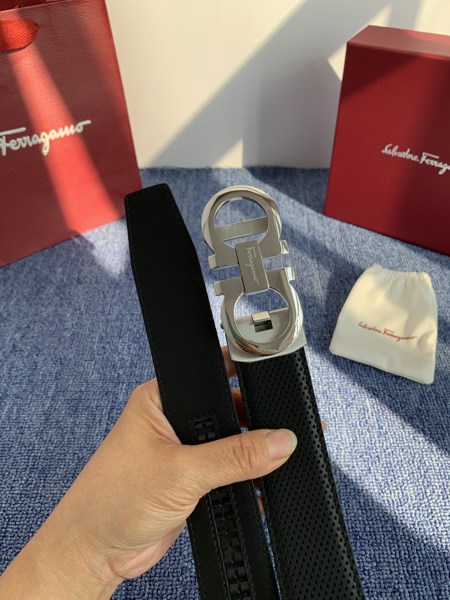 🔴 【品牌】菲拉.格慕 3.5cm. 2025秋冬新款🔴 【描述】这款皮带采用天然粒纹皮革材质，颇具都市