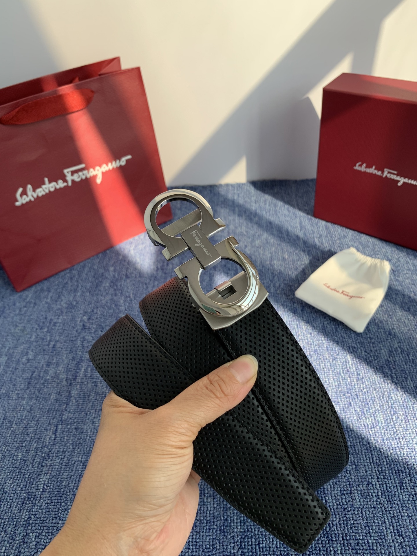 🔴 【品牌】菲拉.格慕 3.5cm. 2025秋冬新款🔴 【描述】这款皮带采用天然粒纹皮革材质，颇具都市