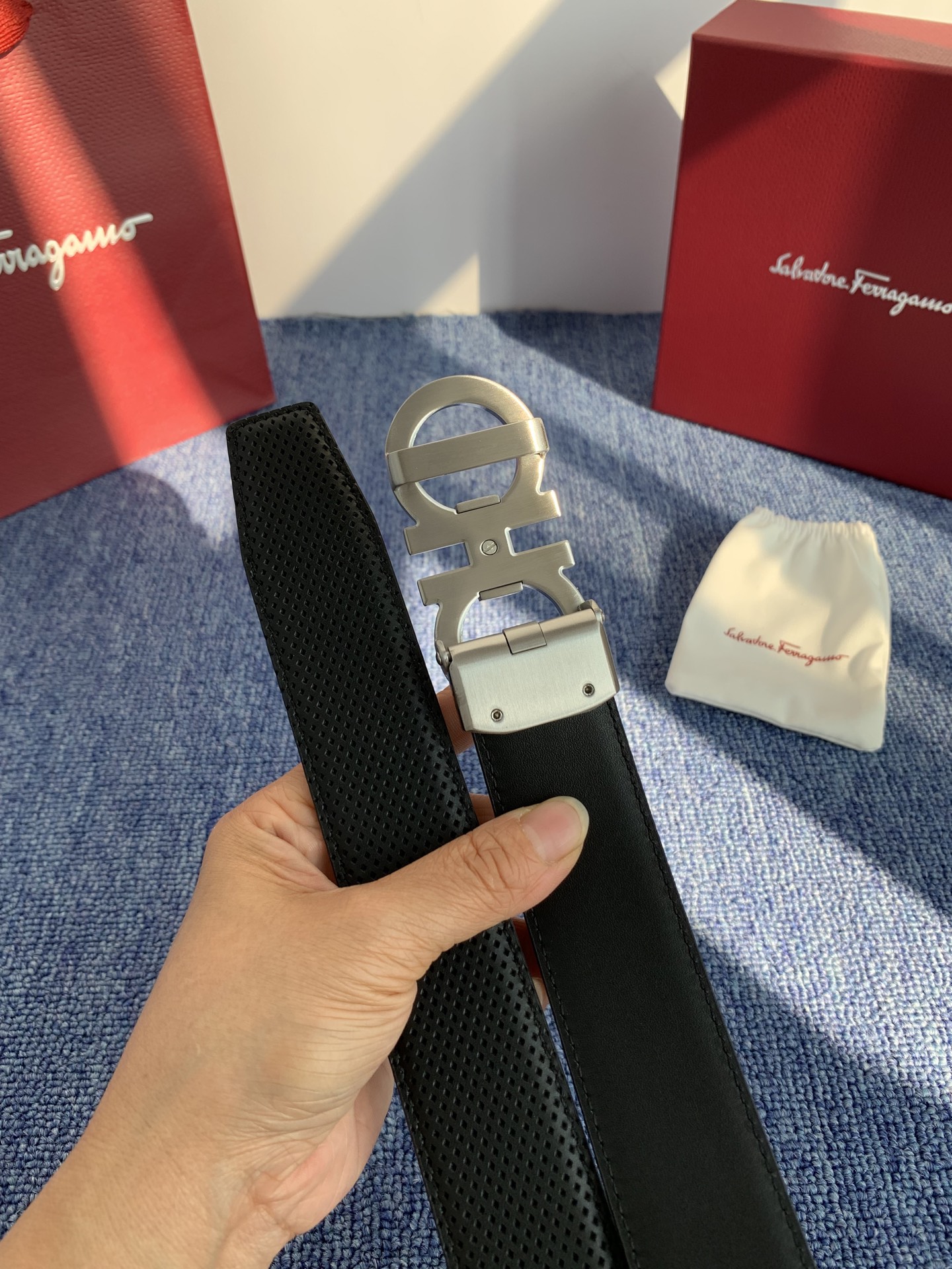 🔴 【品牌】菲拉.格慕 3.5cm. 2025秋冬新款🔴 【描述】这款皮带采用天然粒纹皮革材质，颇具都市