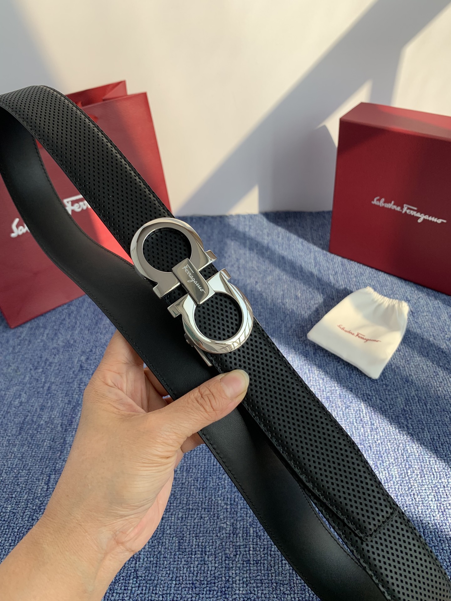 🔴 【品牌】菲拉.格慕 3.5cm. 2025秋冬新款🔴 【描述】这款皮带采用天然粒纹皮革材质，颇具都市