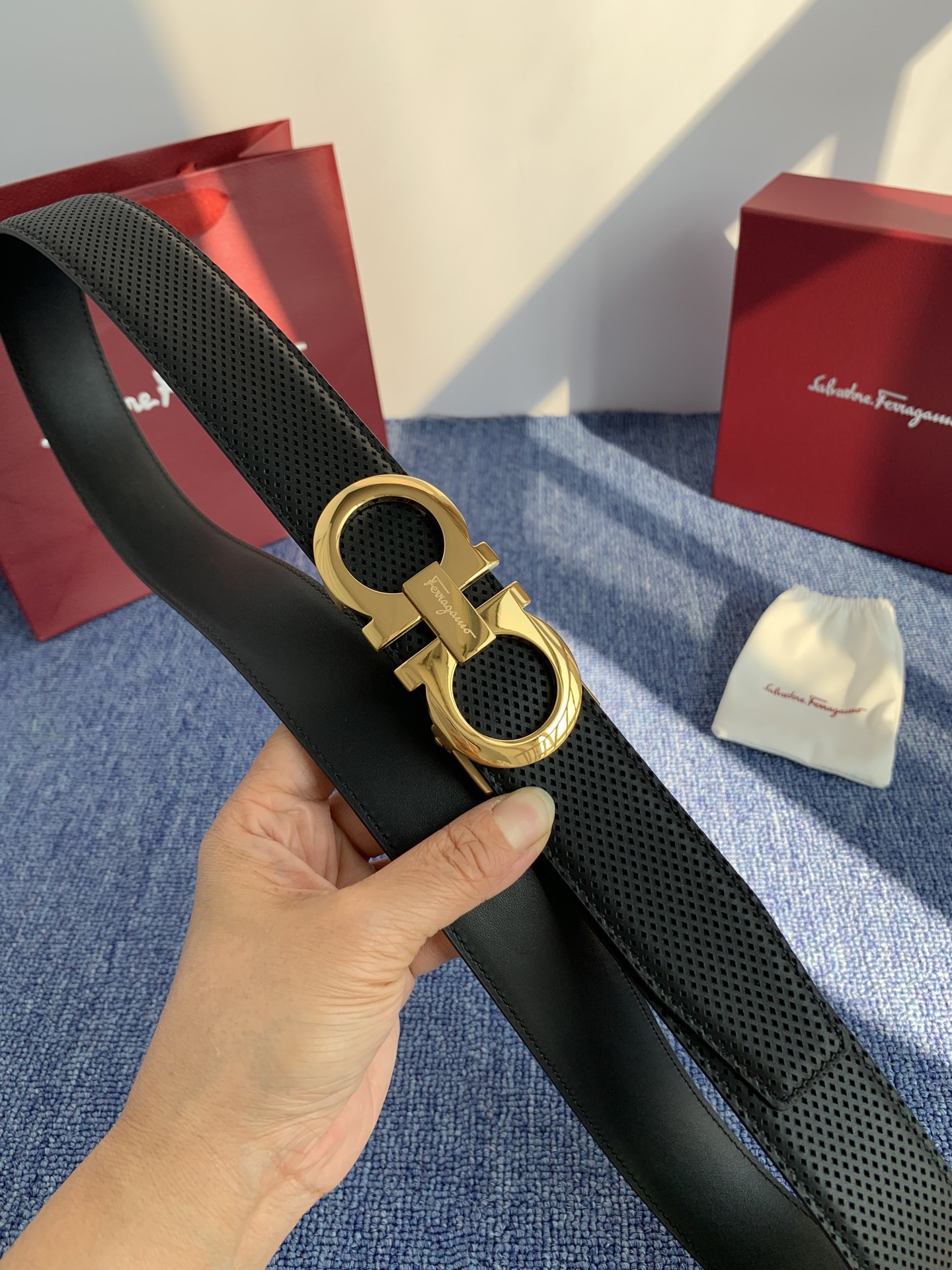 🔴 【品牌】菲拉.格慕 3.5cm. 2025秋冬新款🔴 【描述】这款皮带采用天然粒纹皮革材质，颇具都市
