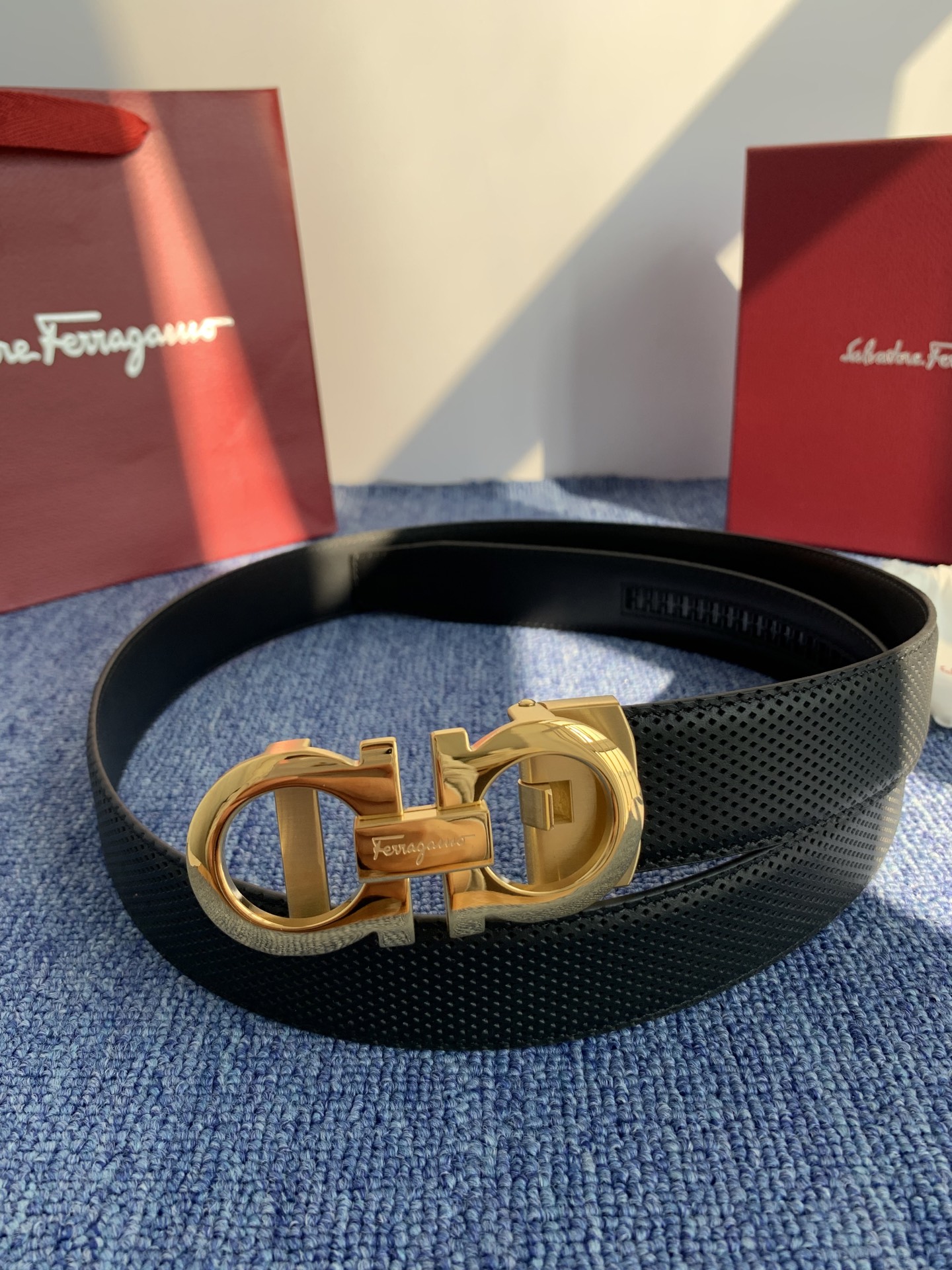 🔴 【品牌】菲拉.格慕 3.5cm. 2025秋冬新款🔴 【描述】这款皮带采用天然粒纹皮革材质，颇具都市