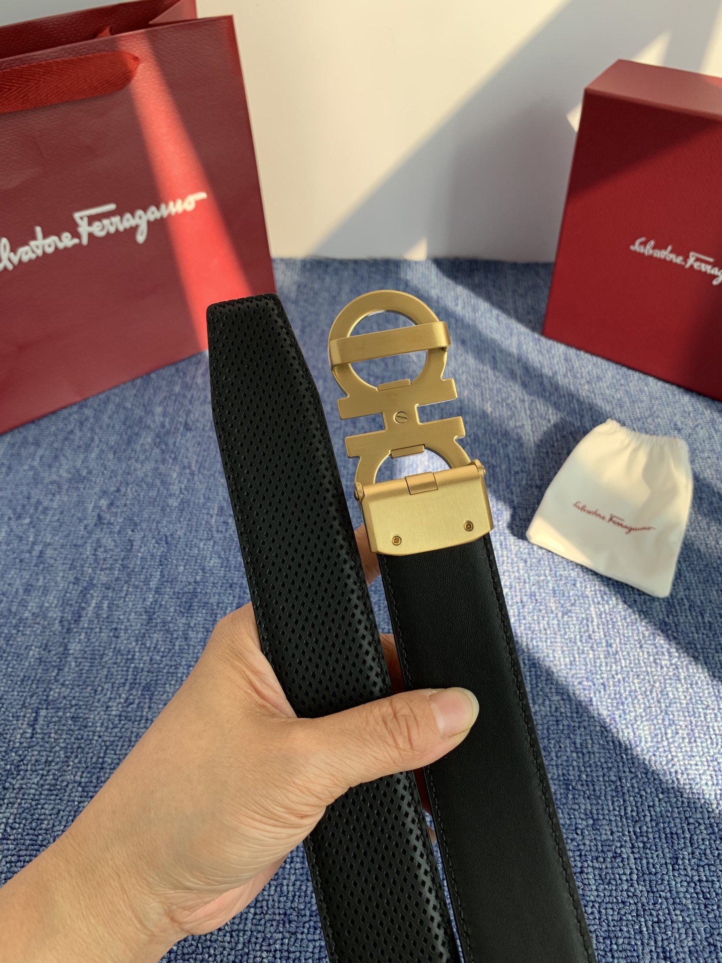 🔴 【品牌】菲拉.格慕 3.5cm. 2025秋冬新款🔴 【描述】这款皮带采用天然粒纹皮革材质，颇具都市