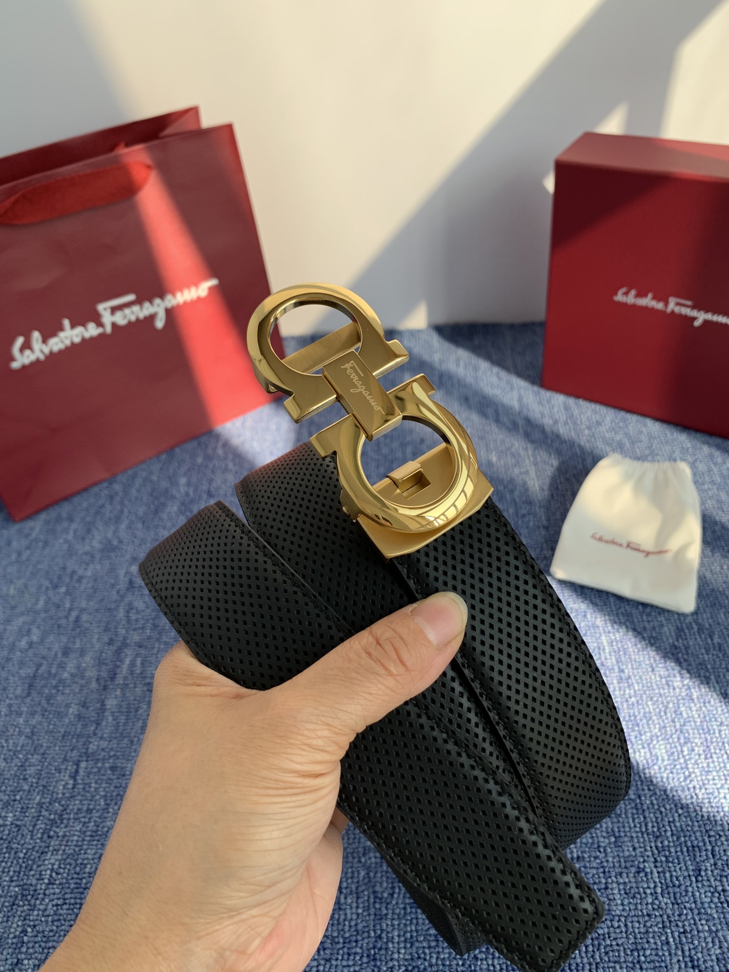 🔴 【品牌】菲拉.格慕 3.5cm. 2025秋冬新款🔴 【描述】这款皮带采用天然粒纹皮革材质，颇具都市