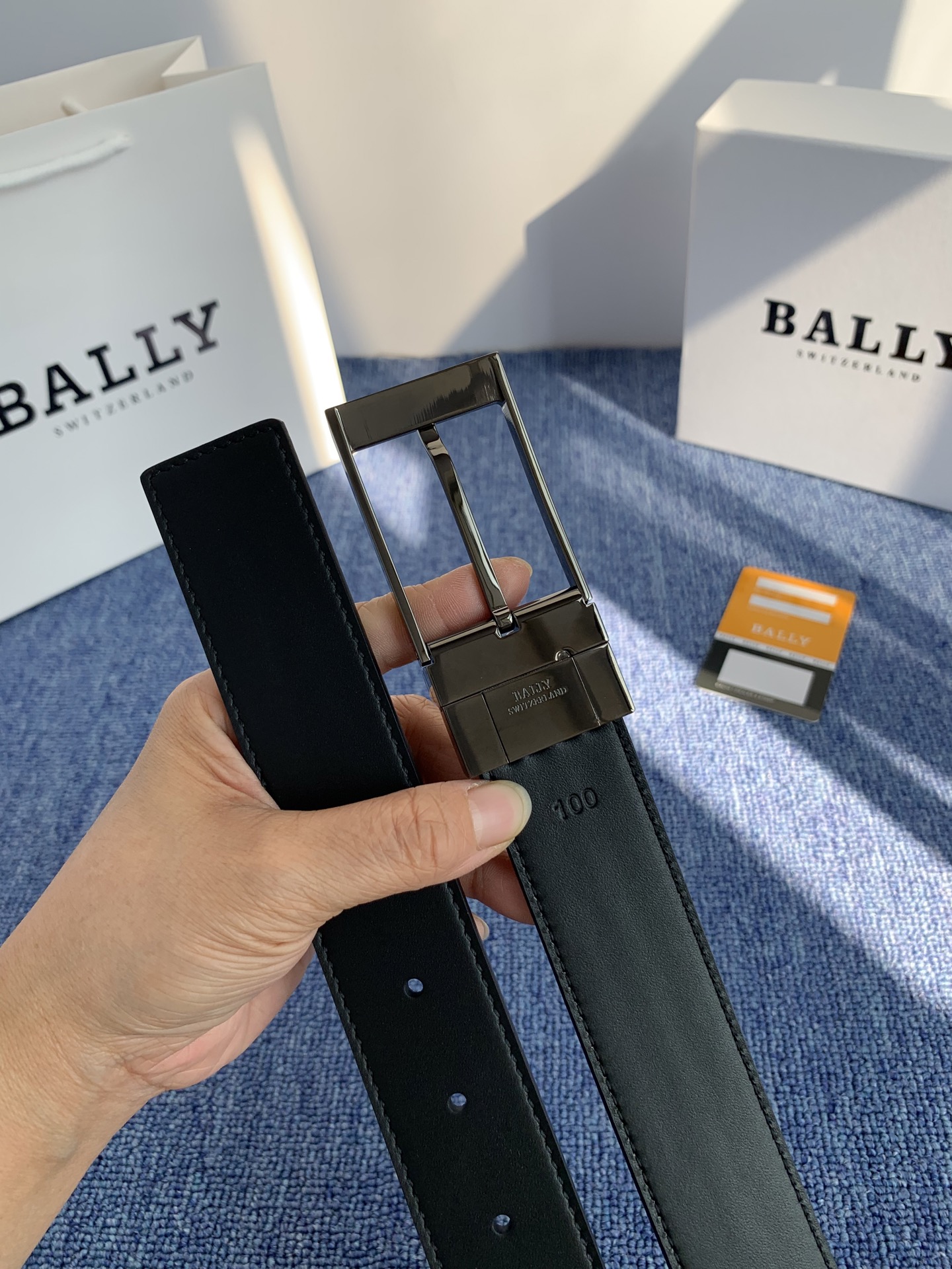 🔴 【品牌】巴利 🔴 【描述】经典系列新品腰带，采用小牛皮材质，完美搭配手工车线，经典配色，可搭配商务西