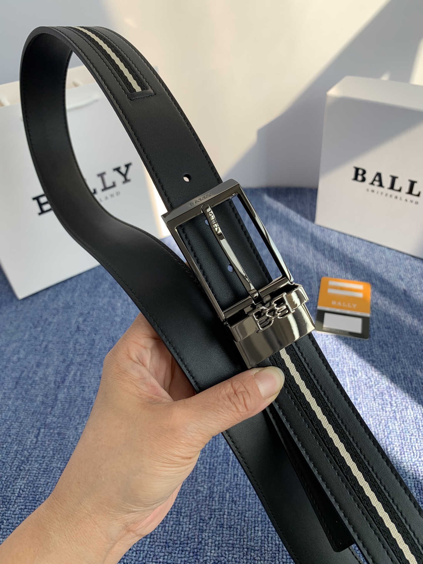 🔴 【品牌】巴利 🔴 【描述】经典系列新品腰带，采用小牛皮材质，完美搭配手工车线，经典配色，可搭配商务西