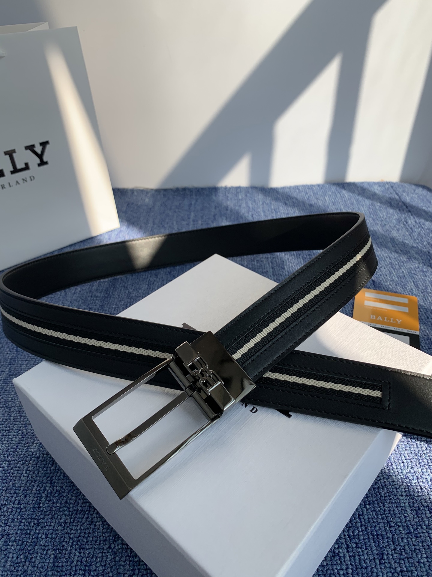 🔴 【品牌】巴利 🔴 【描述】经典系列新品腰带，采用小牛皮材质，完美搭配手工车线，经典配色，可搭配商务西