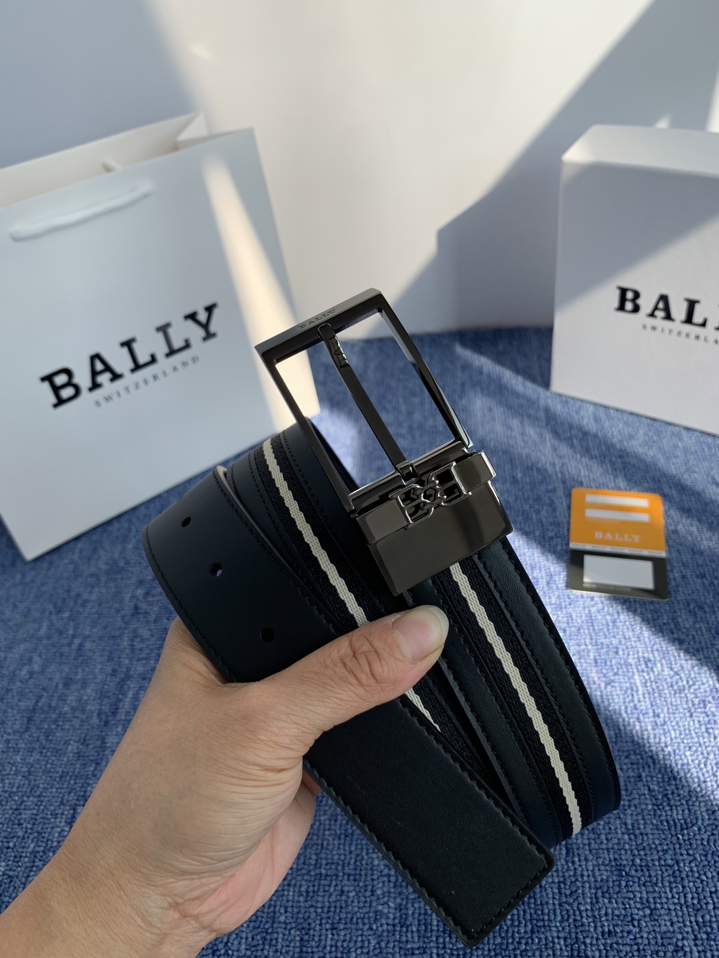 🔴 【品牌】巴利 🔴 【描述】经典系列新品腰带，采用小牛皮材质，完美搭配手工车线，经典配色，可搭配商务西
