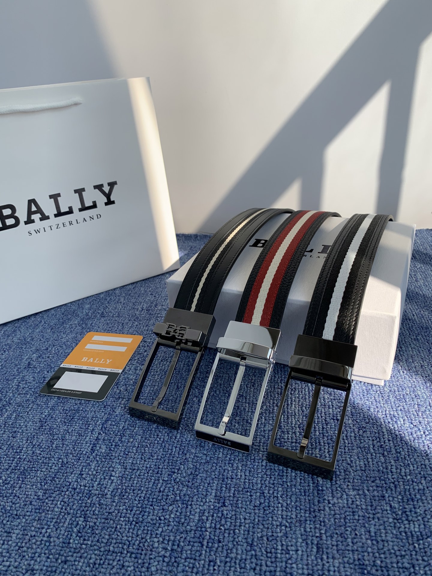 🔴 【品牌】巴利 🔴 【描述】经典系列新品腰带，采用小牛皮材质，完美搭配手工车线，经典配色，可搭配商务西