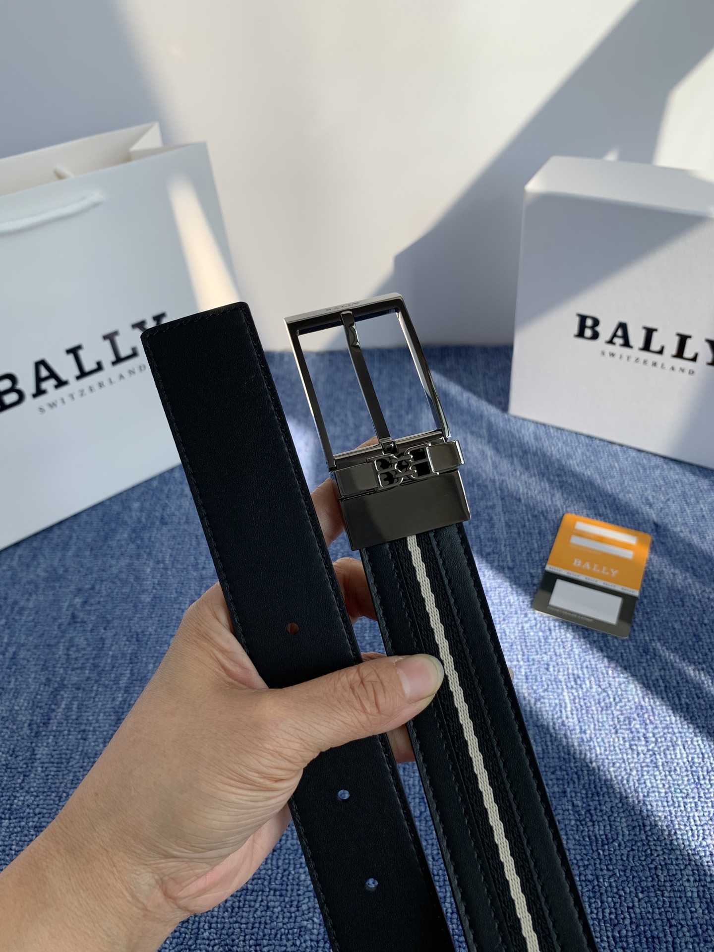 🔴 【品牌】巴利 🔴 【描述】经典系列新品腰带，采用小牛皮材质，完美搭配手工车线，经典配色，可搭配商务西