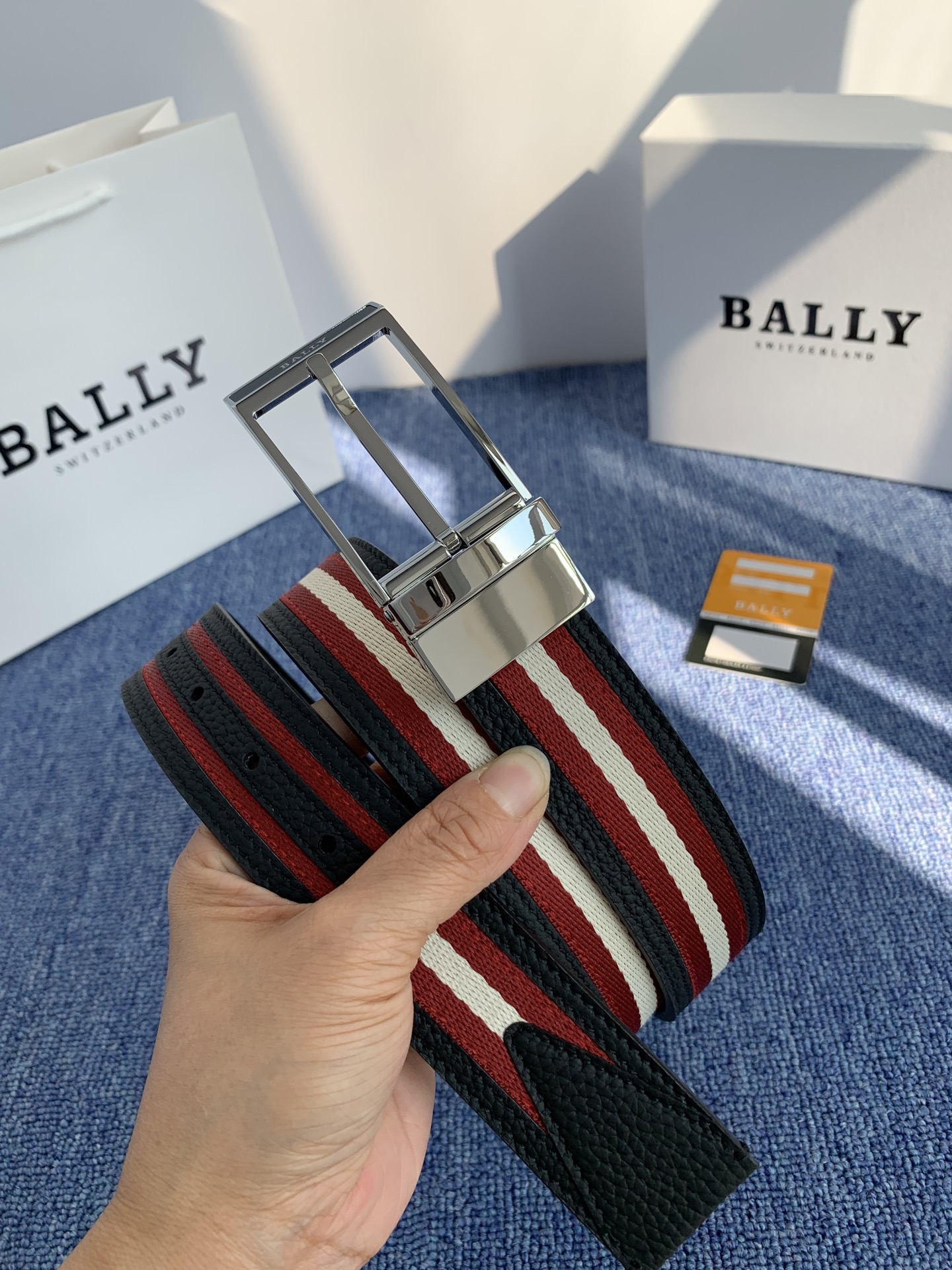 🔴 【品牌】巴利 🔴 【描述】经典系列新品腰带，采用小牛皮材质，完美搭配手工车线，经典配色，可搭配商务西