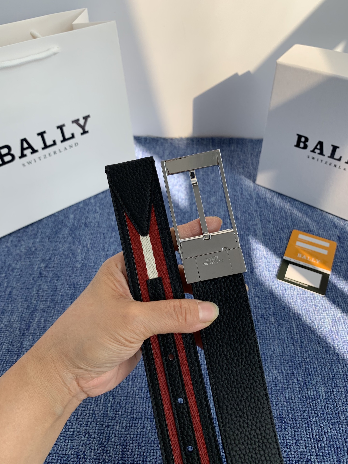 🔴 【品牌】巴利 🔴 【描述】经典系列新品腰带，采用小牛皮材质，完美搭配手工车线，经典配色，可搭配商务西