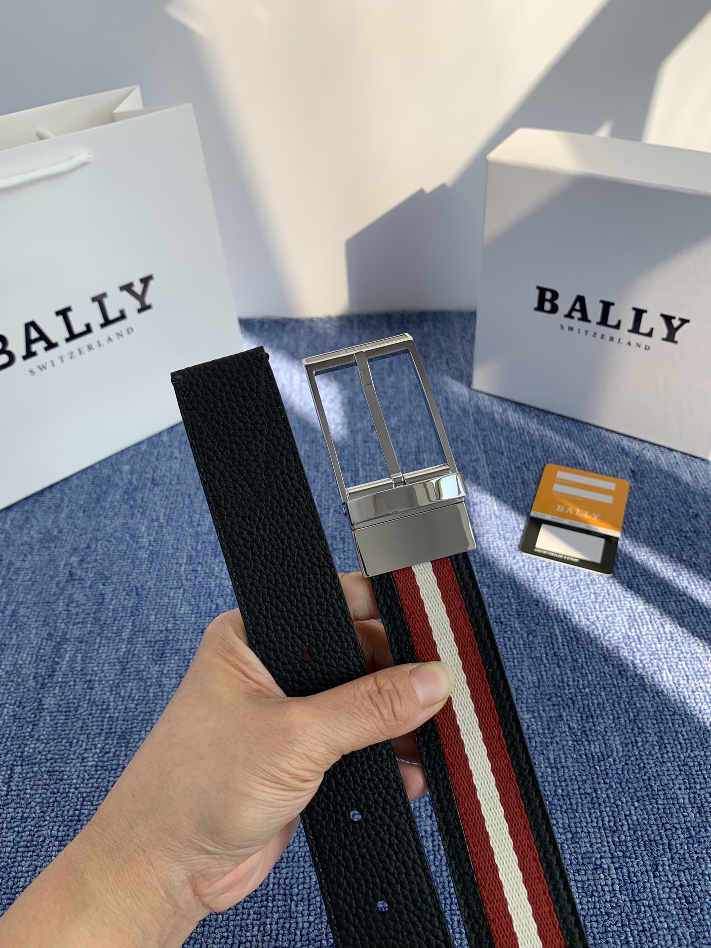 🔴 【品牌】巴利 🔴 【描述】经典系列新品腰带，采用小牛皮材质，完美搭配手工车线，经典配色，可搭配商务西