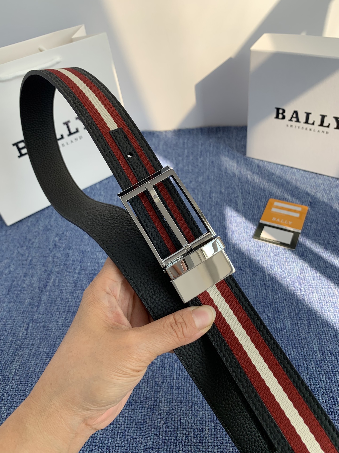 🔴 【品牌】巴利 🔴 【描述】经典系列新品腰带，采用小牛皮材质，完美搭配手工车线，经典配色，可搭配商务西