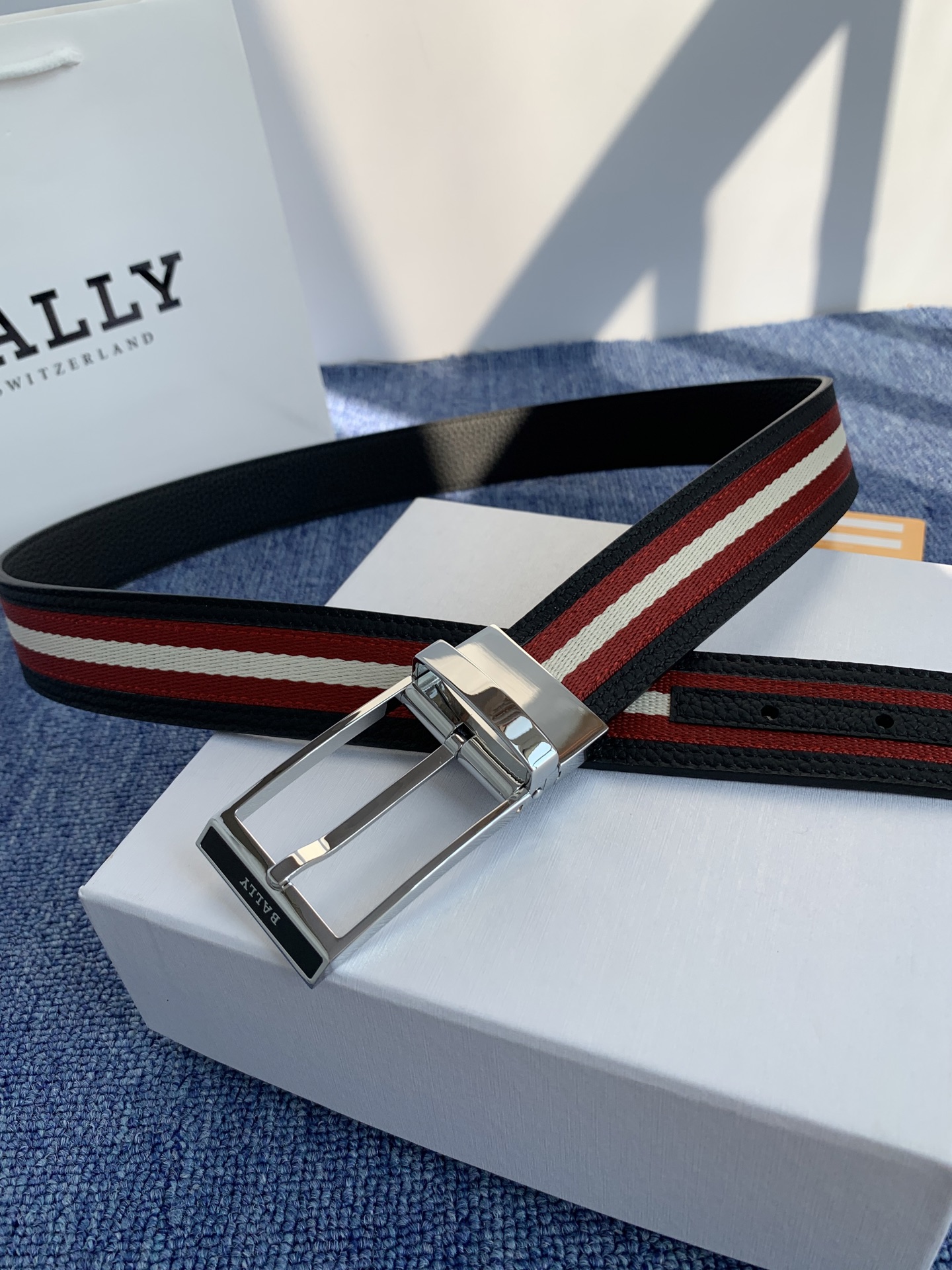 🔴 【品牌】巴利 🔴 【描述】经典系列新品腰带，采用小牛皮材质，完美搭配手工车线，经典配色，可搭配商务西