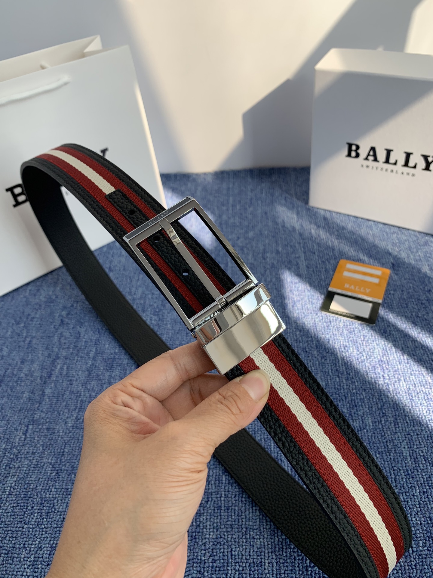 🔴 【品牌】巴利 🔴 【描述】经典系列新品腰带，采用小牛皮材质，完美搭配手工车线，经典配色，可搭配商务西