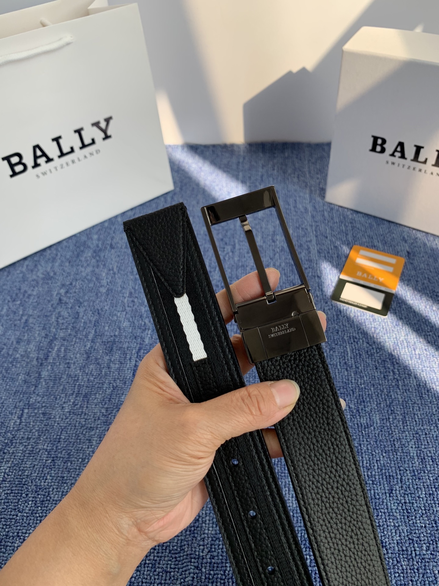 🔴 【品牌】巴利 🔴 【描述】经典系列新品腰带，采用小牛皮材质，完美搭配手工车线，经典配色，可搭配商务西