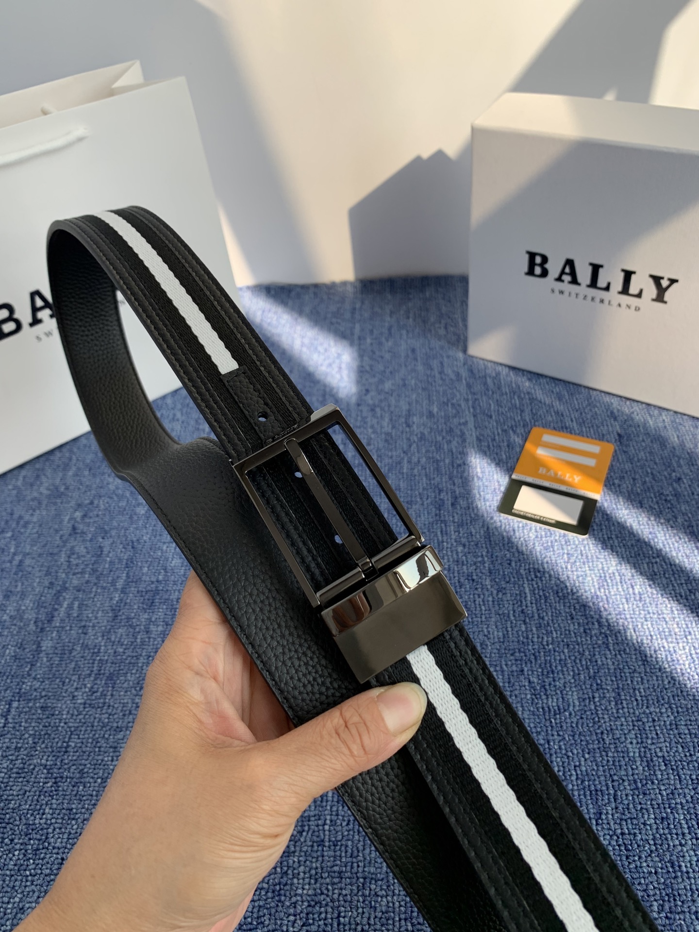 🔴 【品牌】巴利 🔴 【描述】经典系列新品腰带，采用小牛皮材质，完美搭配手工车线，经典配色，可搭配商务西