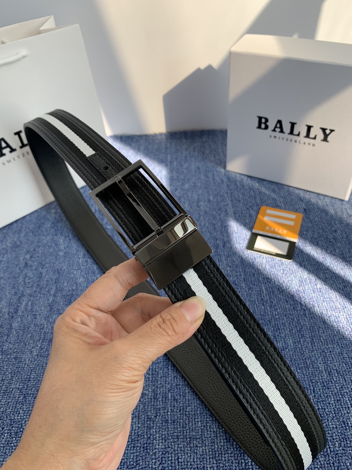 🔴 【品牌】巴利 🔴 【描述】经典系列新品腰带，采用小牛皮材质，完美搭配手工车线，经典配色，可搭配商务西