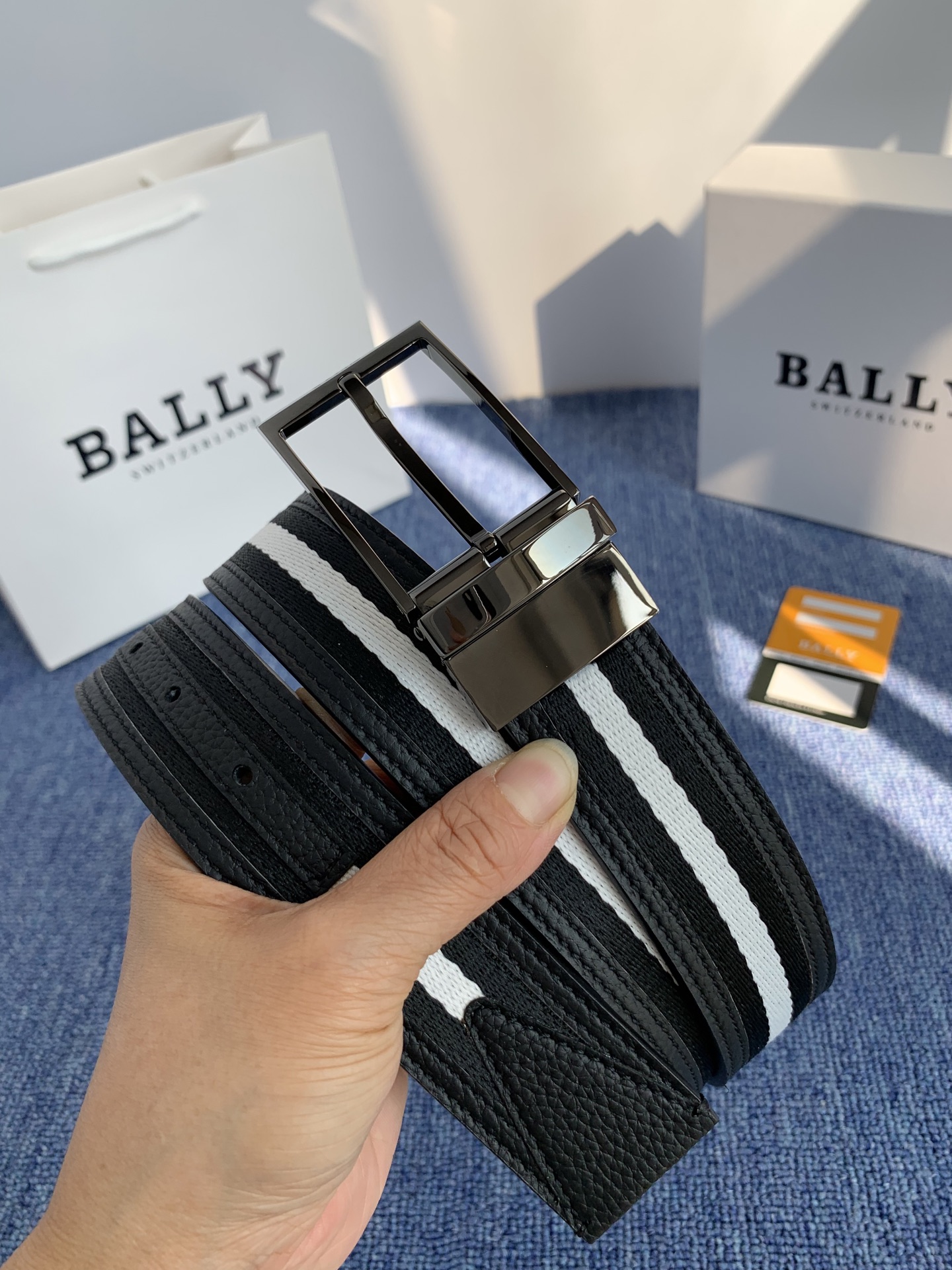 🔴 【品牌】巴利 🔴 【描述】经典系列新品腰带，采用小牛皮材质，完美搭配手工车线，经典配色，可搭配商务西