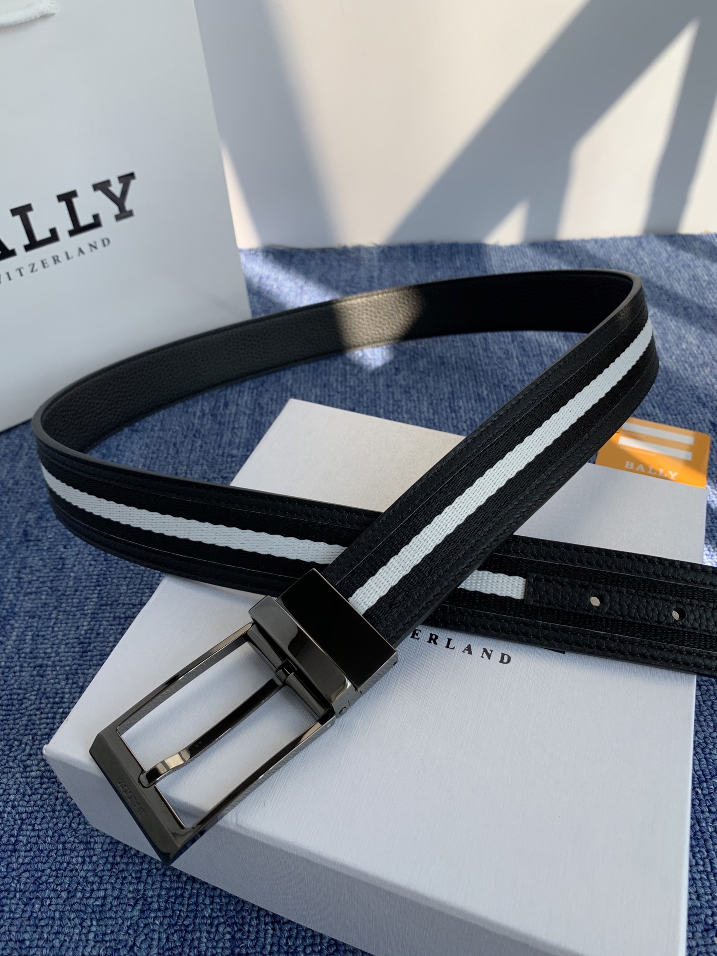 🔴 【品牌】巴利 🔴 【描述】经典系列新品腰带，采用小牛皮材质，完美搭配手工车线，经典配色，可搭配商务西