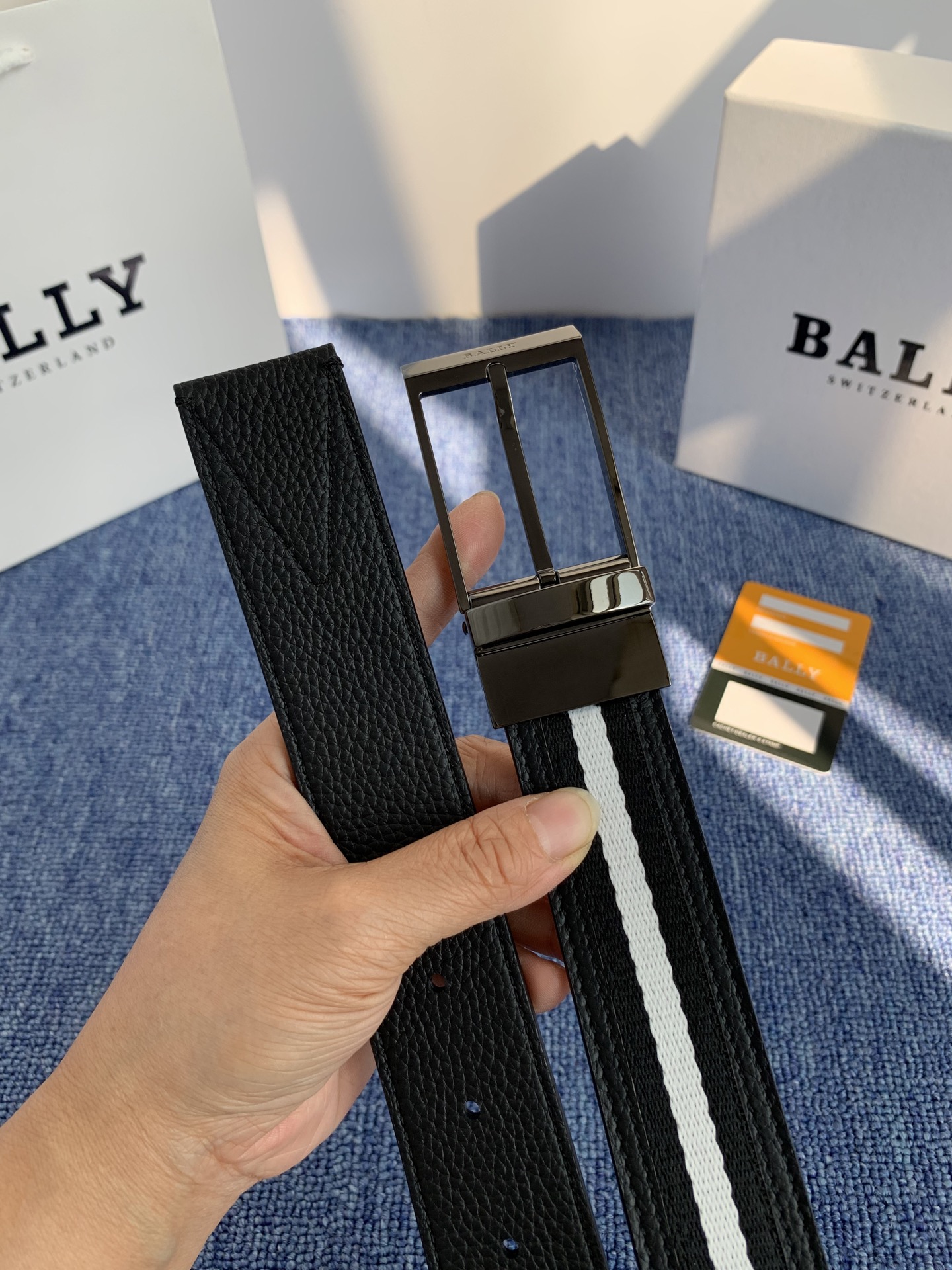 🔴 【品牌】巴利 🔴 【描述】经典系列新品腰带，采用小牛皮材质，完美搭配手工车线，经典配色，可搭配商务西