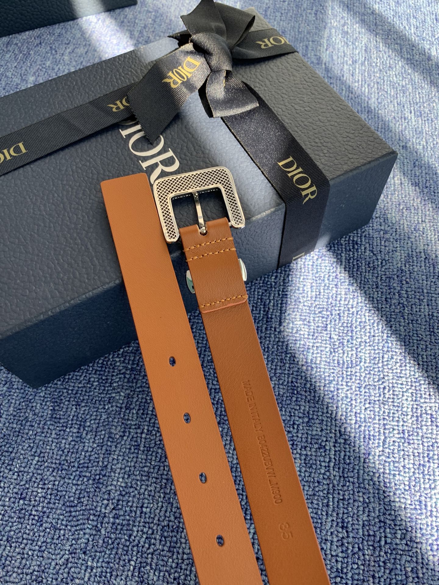 😍😍😍迪奥 2.5CM 😍这款 Montaigne Avenue 腰带从同名手袋汲取灵感，采用黑色光滑 