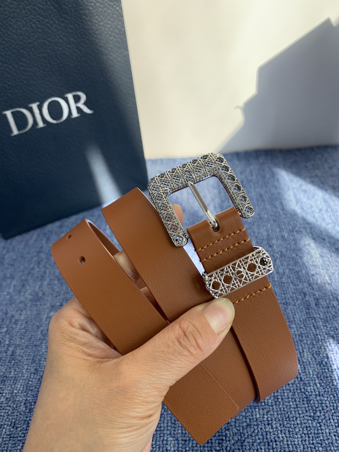 😍😍😍迪奥 2.5CM 😍这款 Montaigne Avenue 腰带从同名手袋汲取灵感，采用黑色光滑 