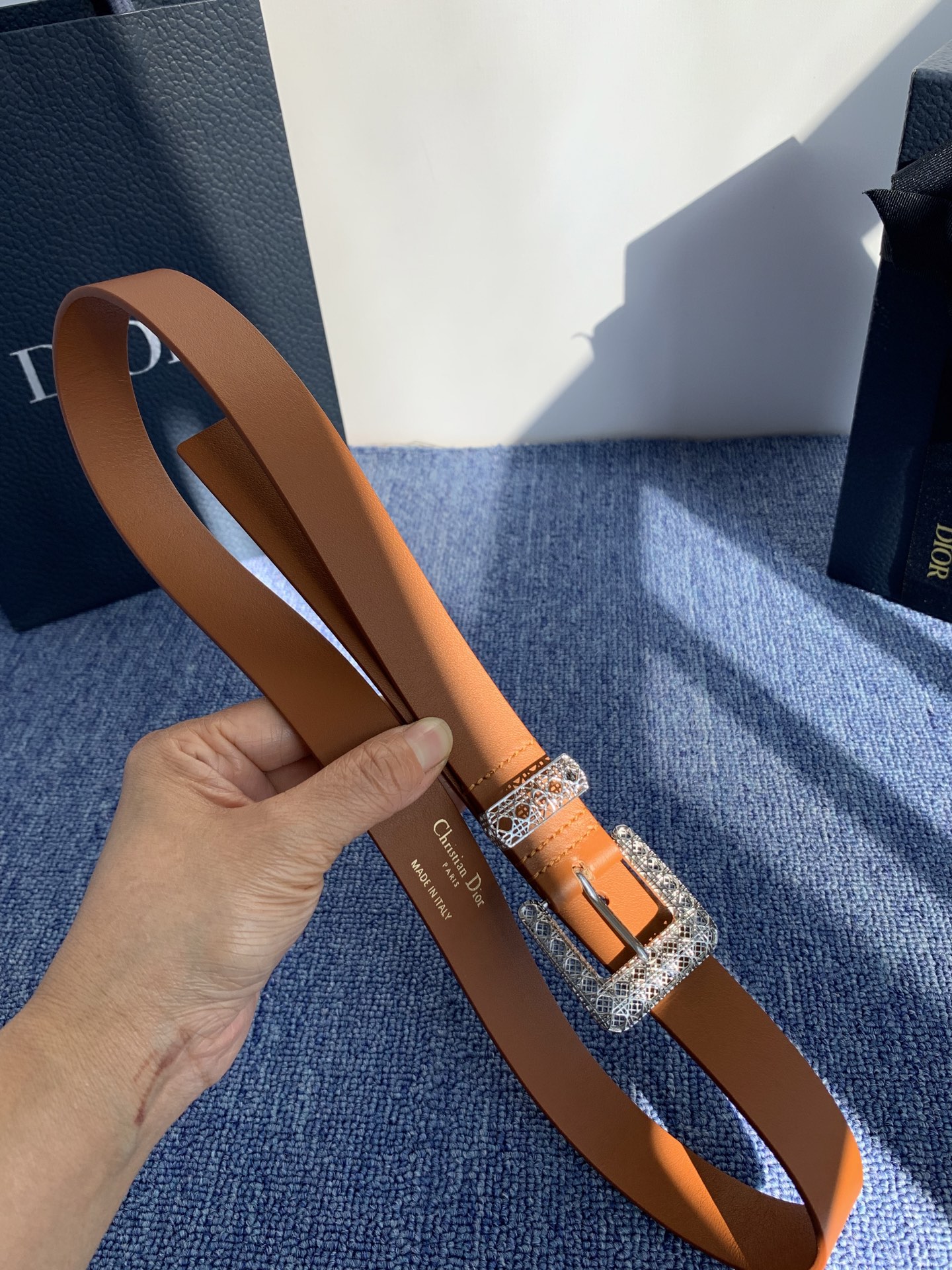 😍😍😍迪奥 2.5CM 😍这款 Montaigne Avenue 腰带从同名手袋汲取灵感，采用黑色光滑 