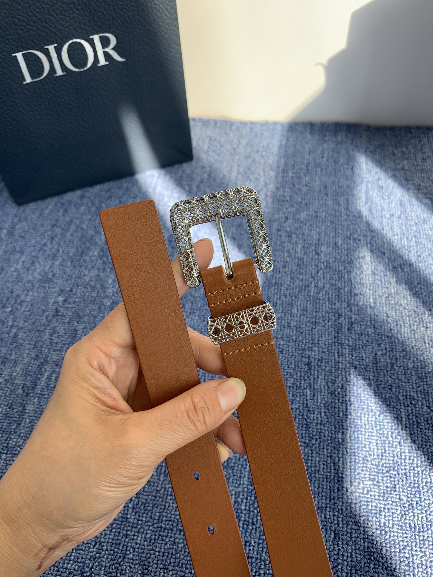 😍😍😍迪奥 2.5CM 😍这款 Montaigne Avenue 腰带从同名手袋汲取灵感，采用黑色光滑 