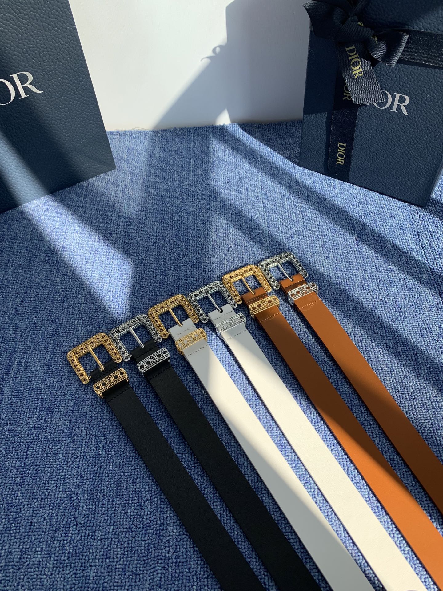 😍😍😍迪奥 2.5CM 😍这款 Montaigne Avenue 腰带从同名手袋汲取灵感，采用黑色光滑 