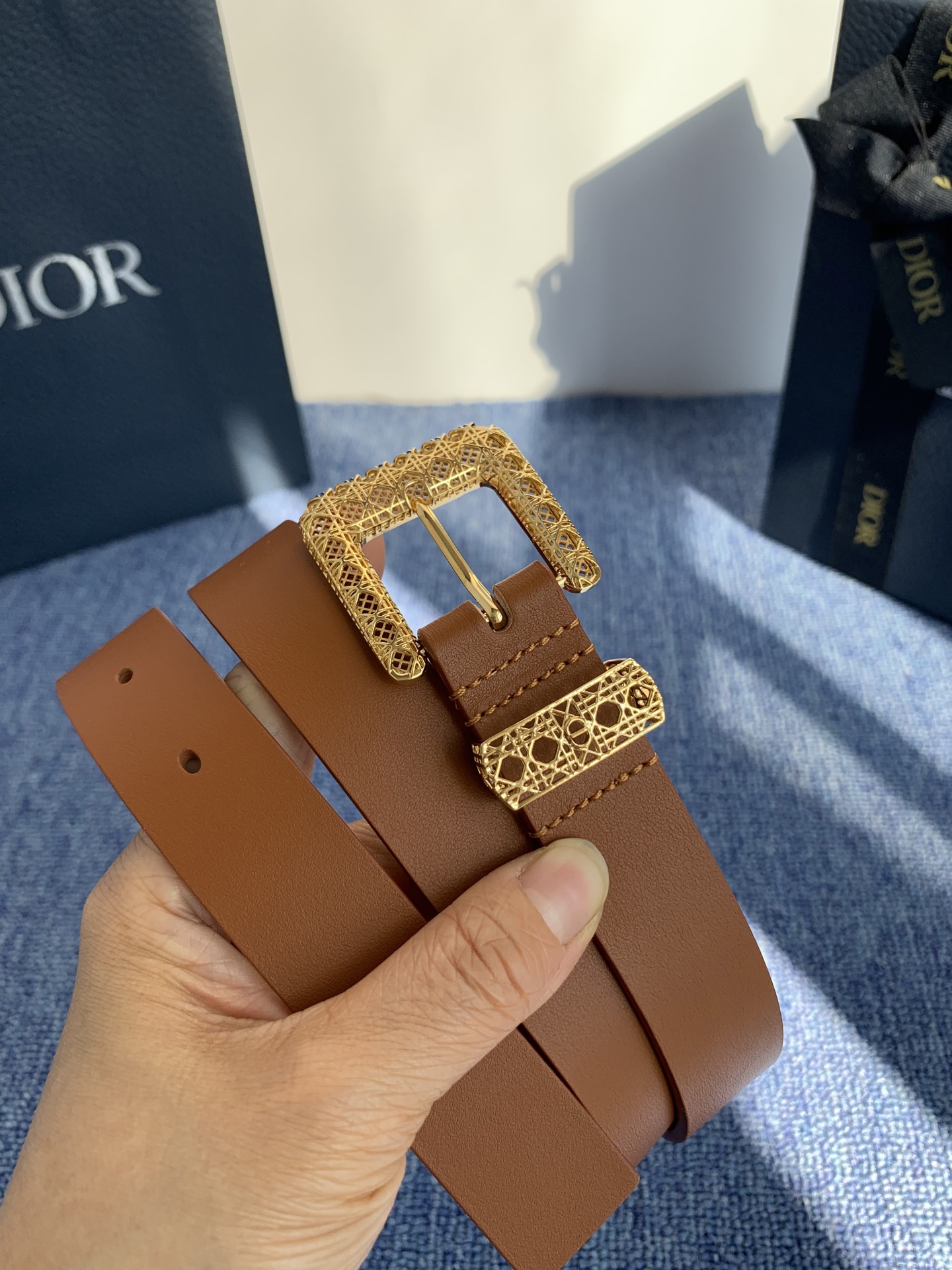 😍😍😍迪奥 2.5CM 😍这款 Montaigne Avenue 腰带从同名手袋汲取灵感，采用黑色光滑 