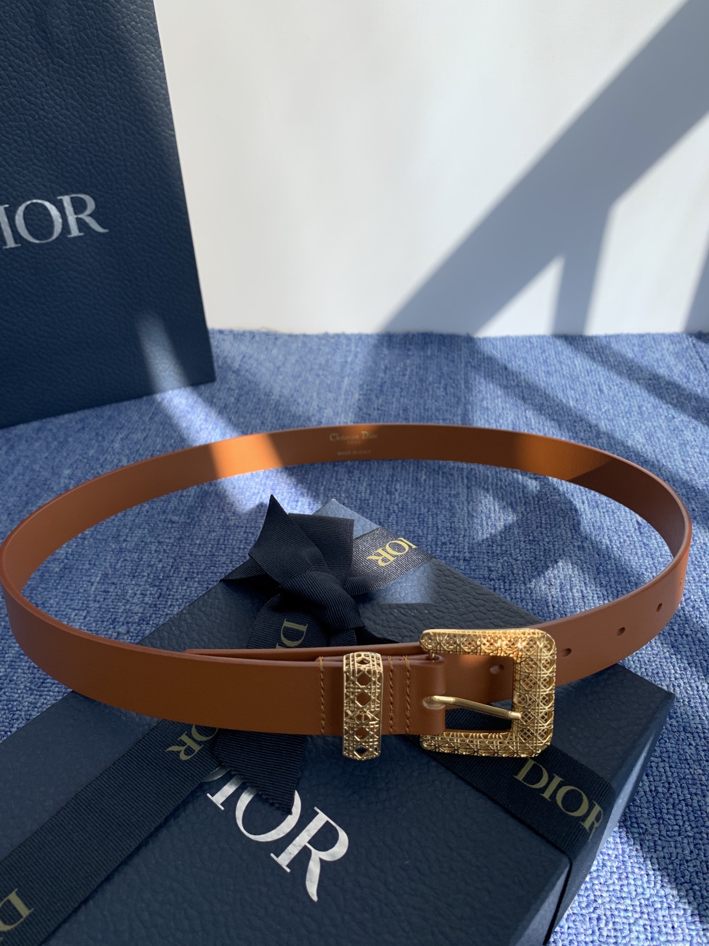 😍😍😍迪奥 2.5CM 😍这款 Montaigne Avenue 腰带从同名手袋汲取灵感，采用黑色光滑 