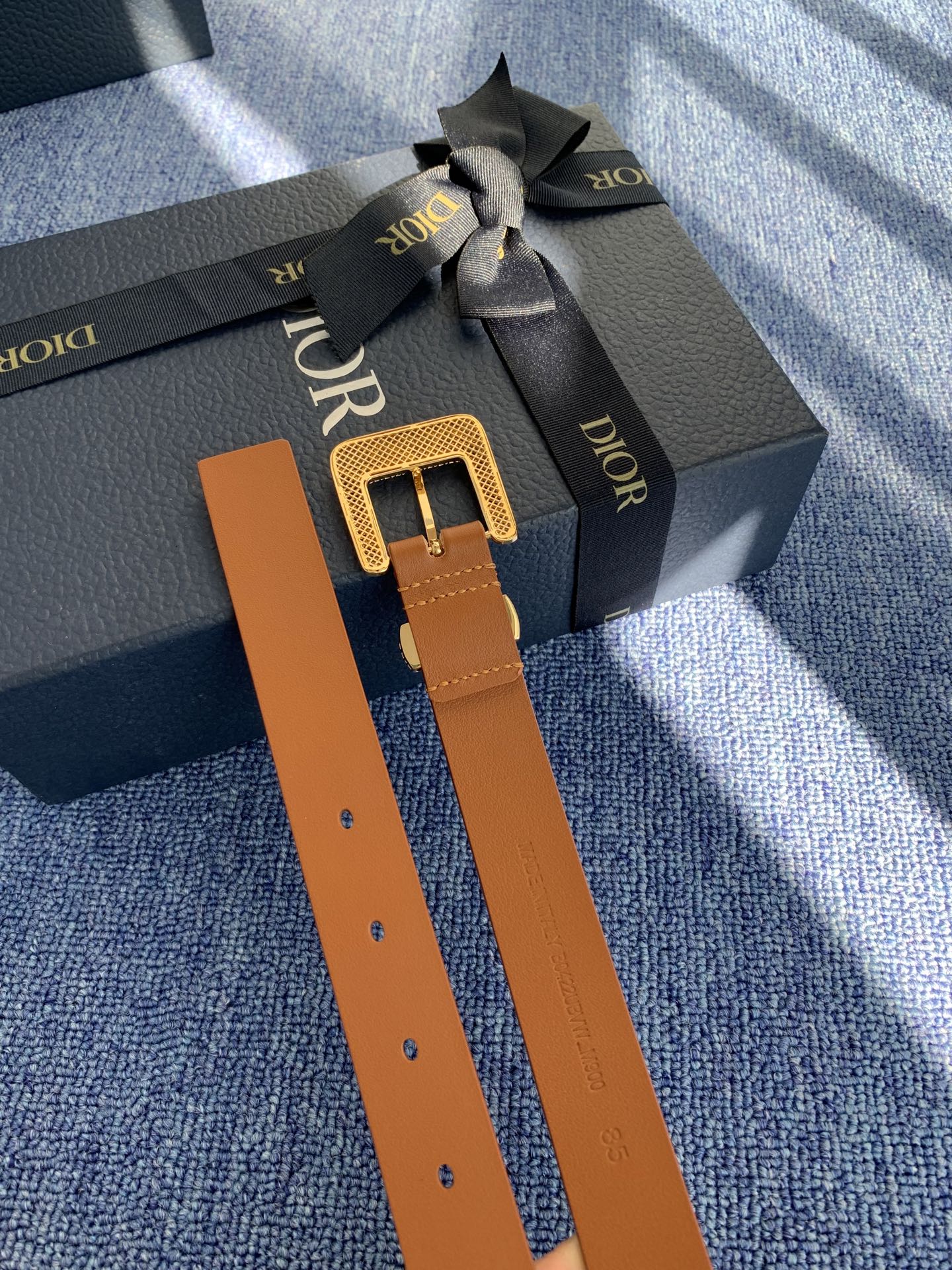 😍😍😍迪奥 2.5CM 😍这款 Montaigne Avenue 腰带从同名手袋汲取灵感，采用黑色光滑 