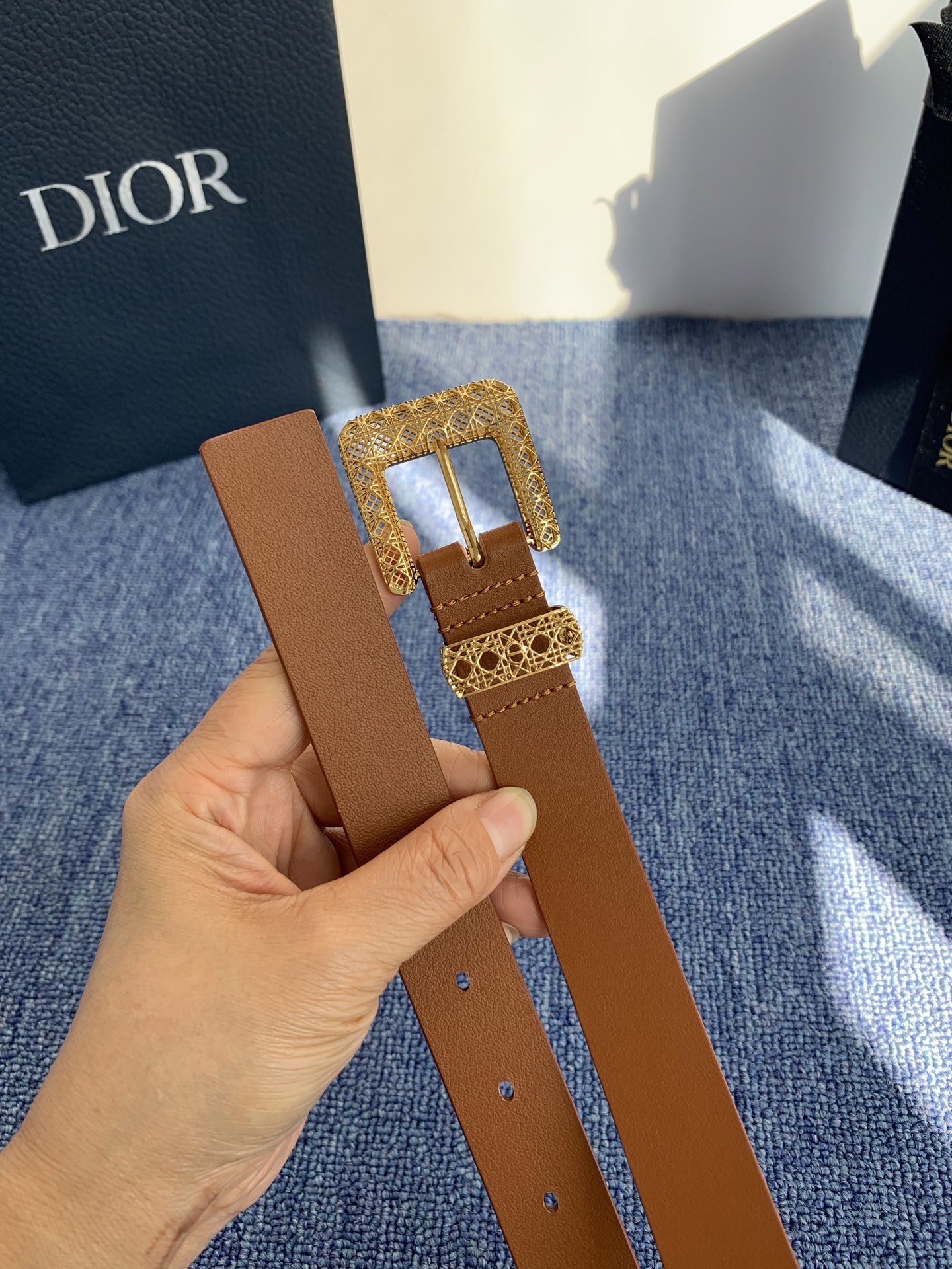 😍😍😍迪奥 2.5CM 😍这款 Montaigne Avenue 腰带从同名手袋汲取灵感，采用黑色光滑 