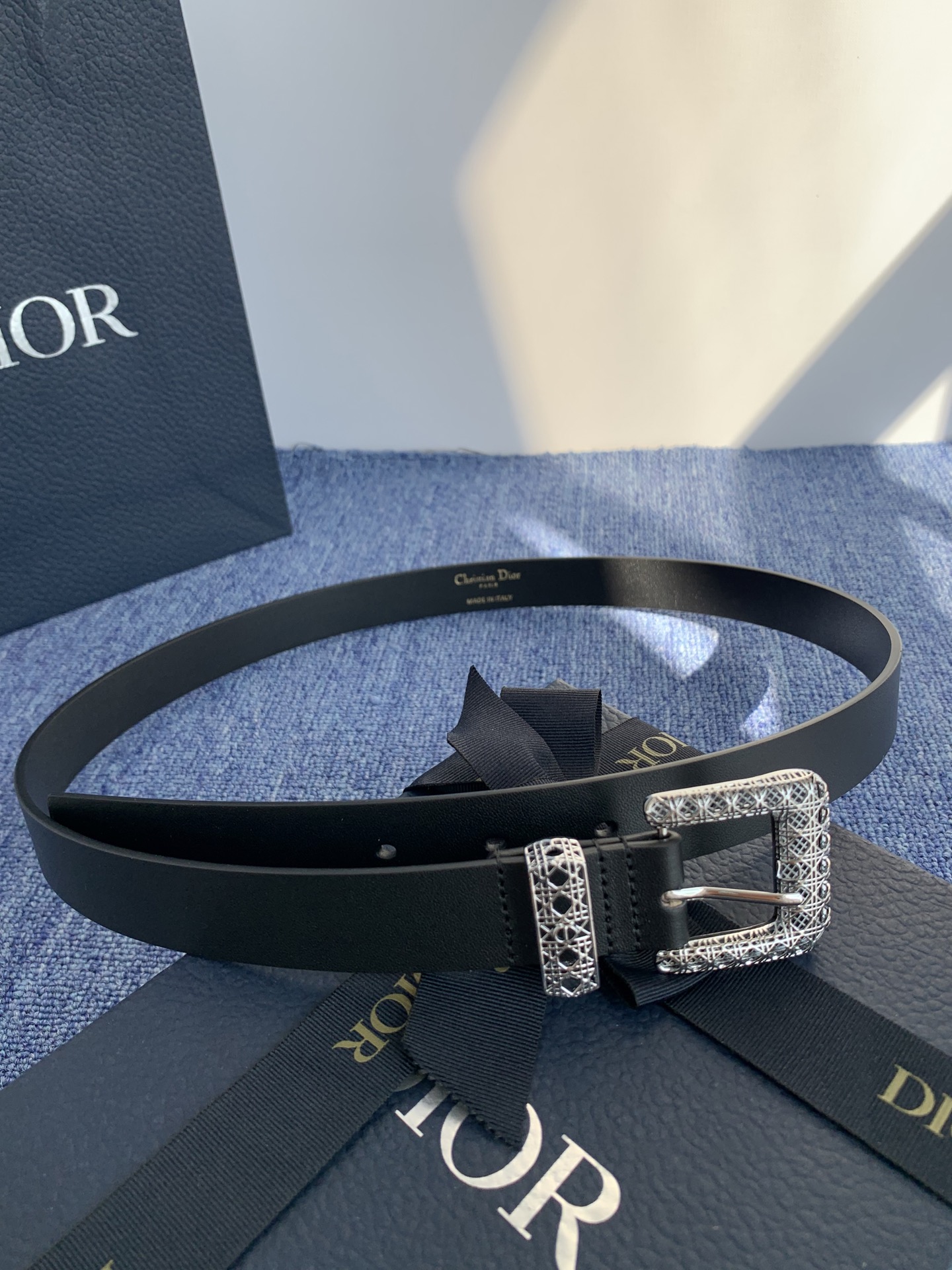 😍😍😍迪奥 2.5CM 😍这款 Montaigne Avenue 腰带从同名手袋汲取灵感，采用黑色光滑 