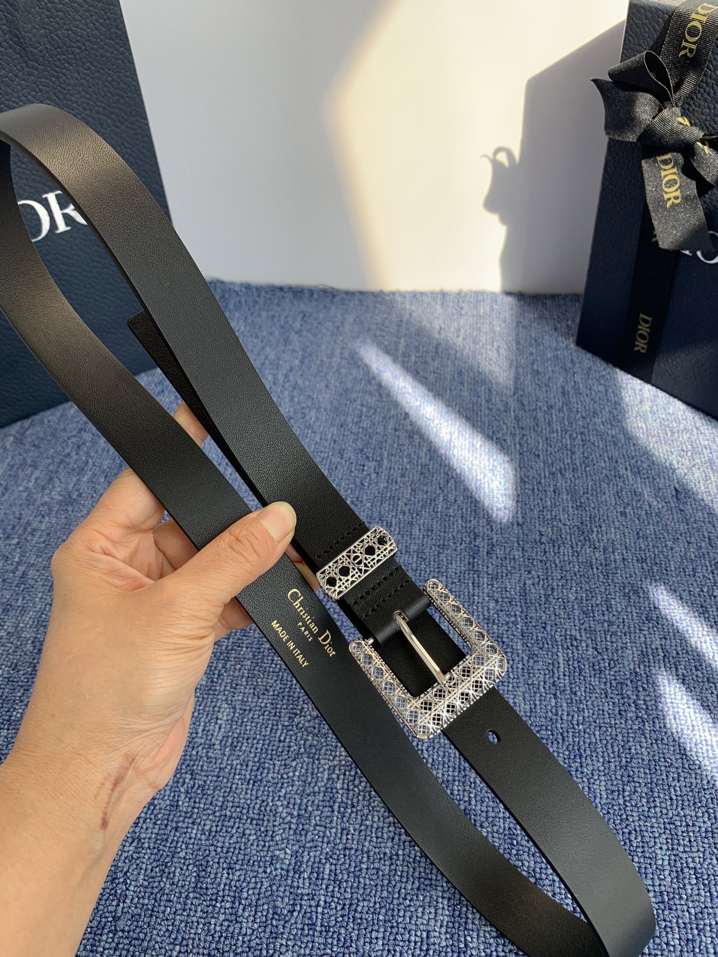 😍😍😍迪奥 2.5CM 😍这款 Montaigne Avenue 腰带从同名手袋汲取灵感，采用黑色光滑 