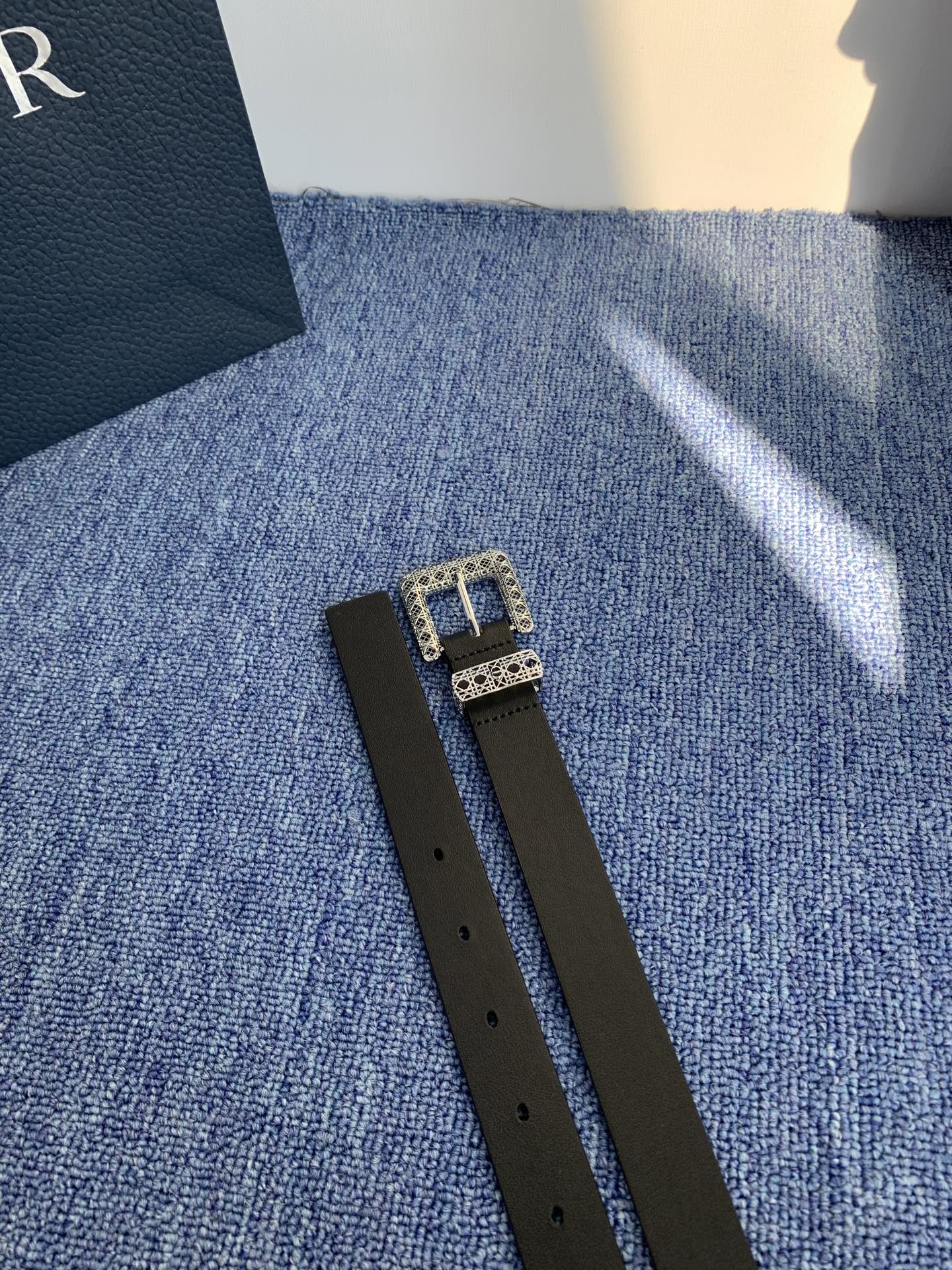 😍😍😍迪奥 2.5CM 😍这款 Montaigne Avenue 腰带从同名手袋汲取灵感，采用黑色光滑 