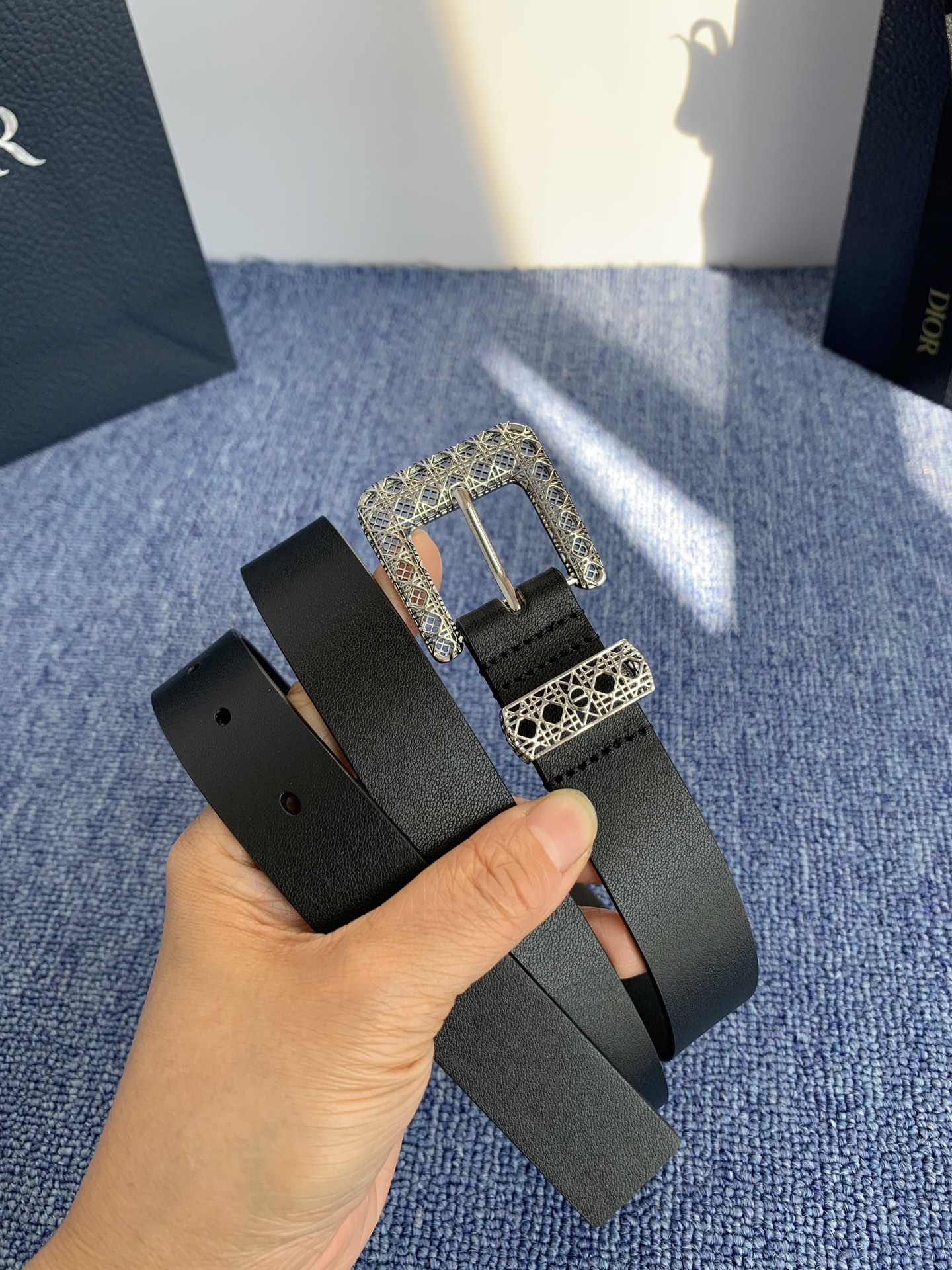 😍😍😍迪奥 2.5CM 😍这款 Montaigne Avenue 腰带从同名手袋汲取灵感，采用黑色光滑 