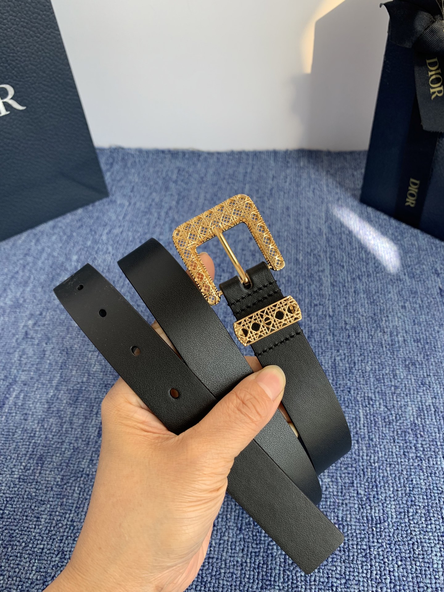 😍😍😍迪奥 2.5CM 😍这款 Montaigne Avenue 腰带从同名手袋汲取灵感，采用黑色光滑 