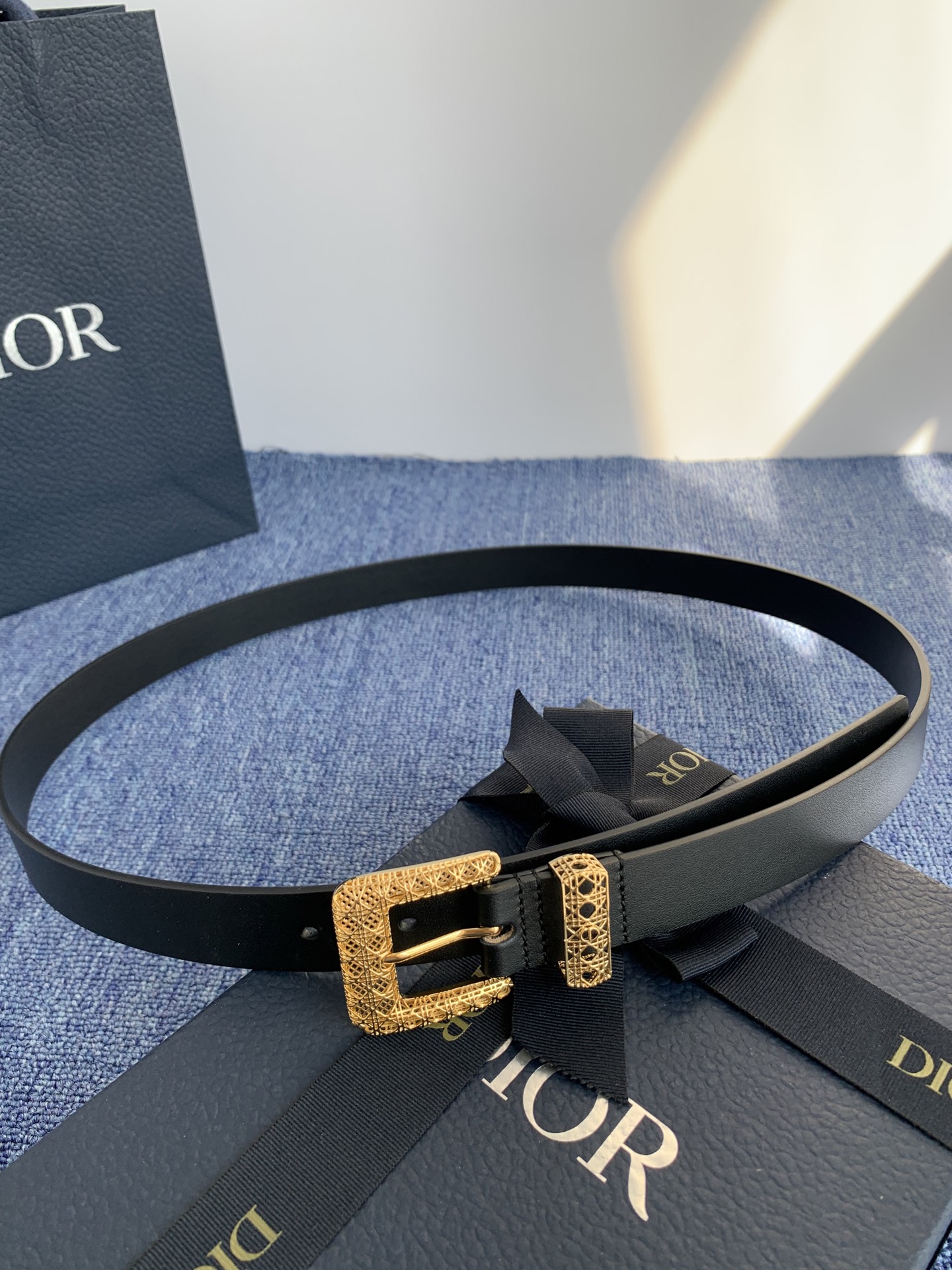 😍😍😍迪奥 2.5CM 😍这款 Montaigne Avenue 腰带从同名手袋汲取灵感，采用黑色光滑 