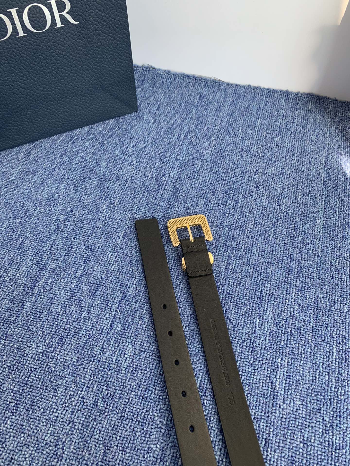 😍😍😍迪奥 2.5CM 😍这款 Montaigne Avenue 腰带从同名手袋汲取灵感，采用黑色光滑 