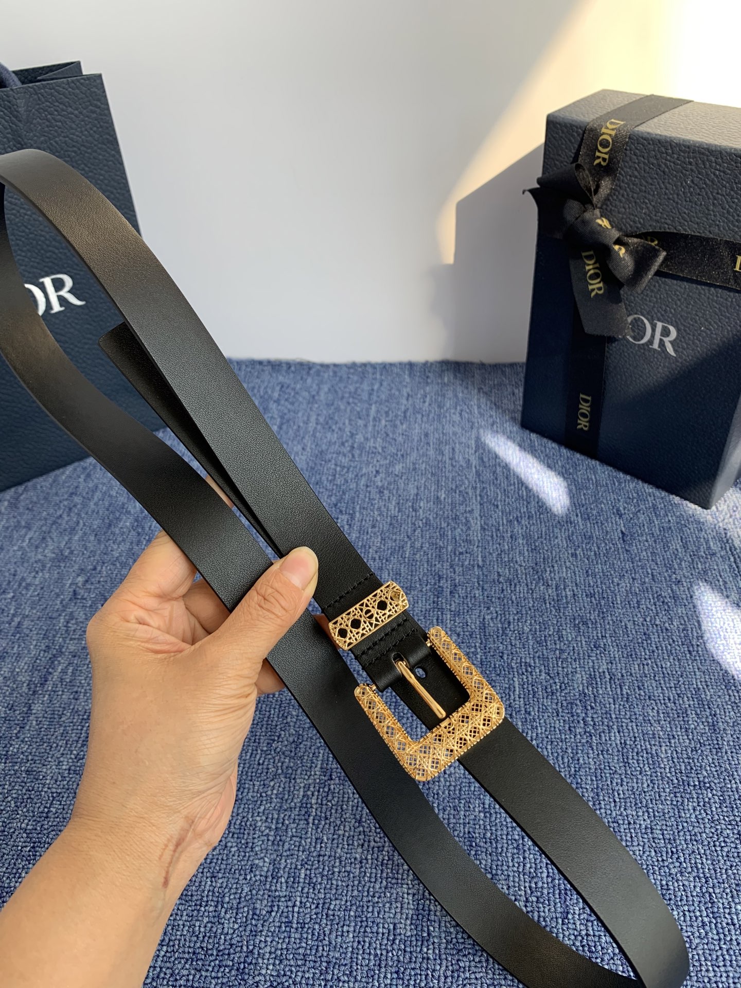 😍😍😍迪奥 2.5CM 😍这款 Montaigne Avenue 腰带从同名手袋汲取灵感，采用黑色光滑 