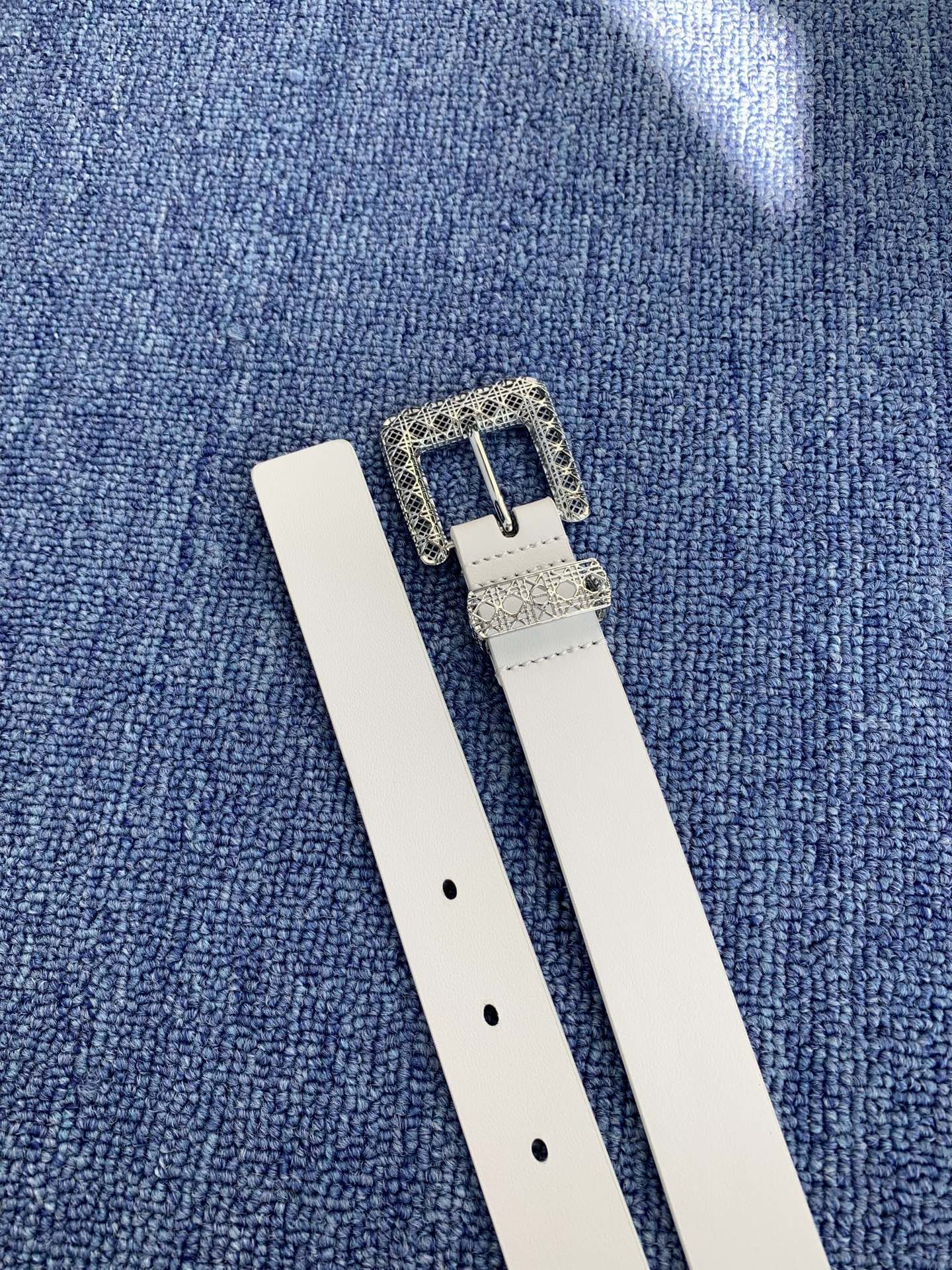 😍😍😍迪奥 2.5CM 😍这款 Montaigne Avenue 腰带从同名手袋汲取灵感，采用黑色光滑 