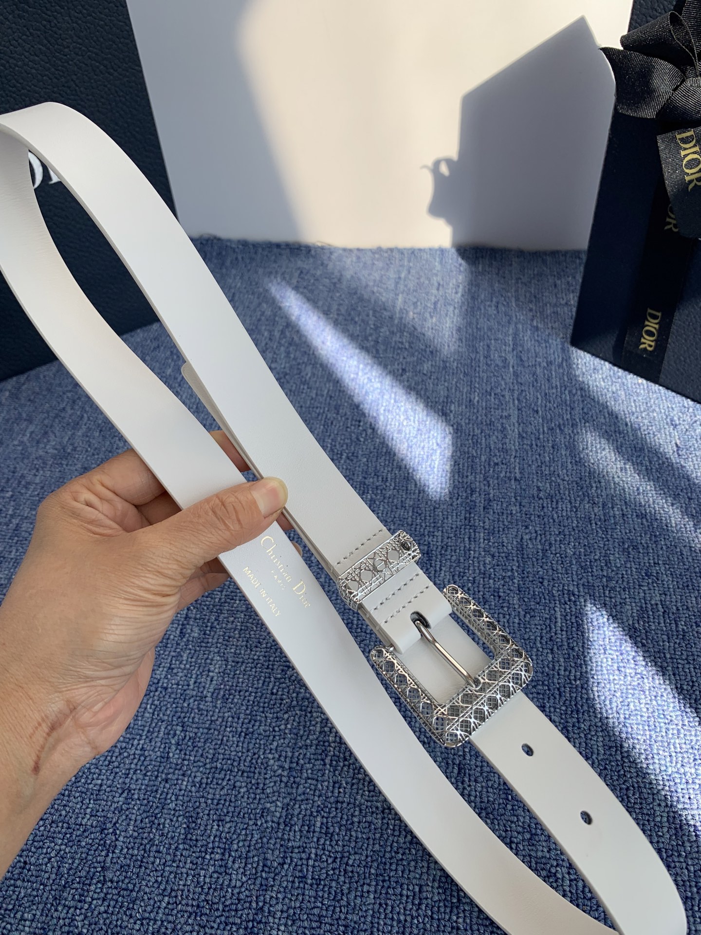 😍😍😍迪奥 2.5CM 😍这款 Montaigne Avenue 腰带从同名手袋汲取灵感，采用黑色光滑 