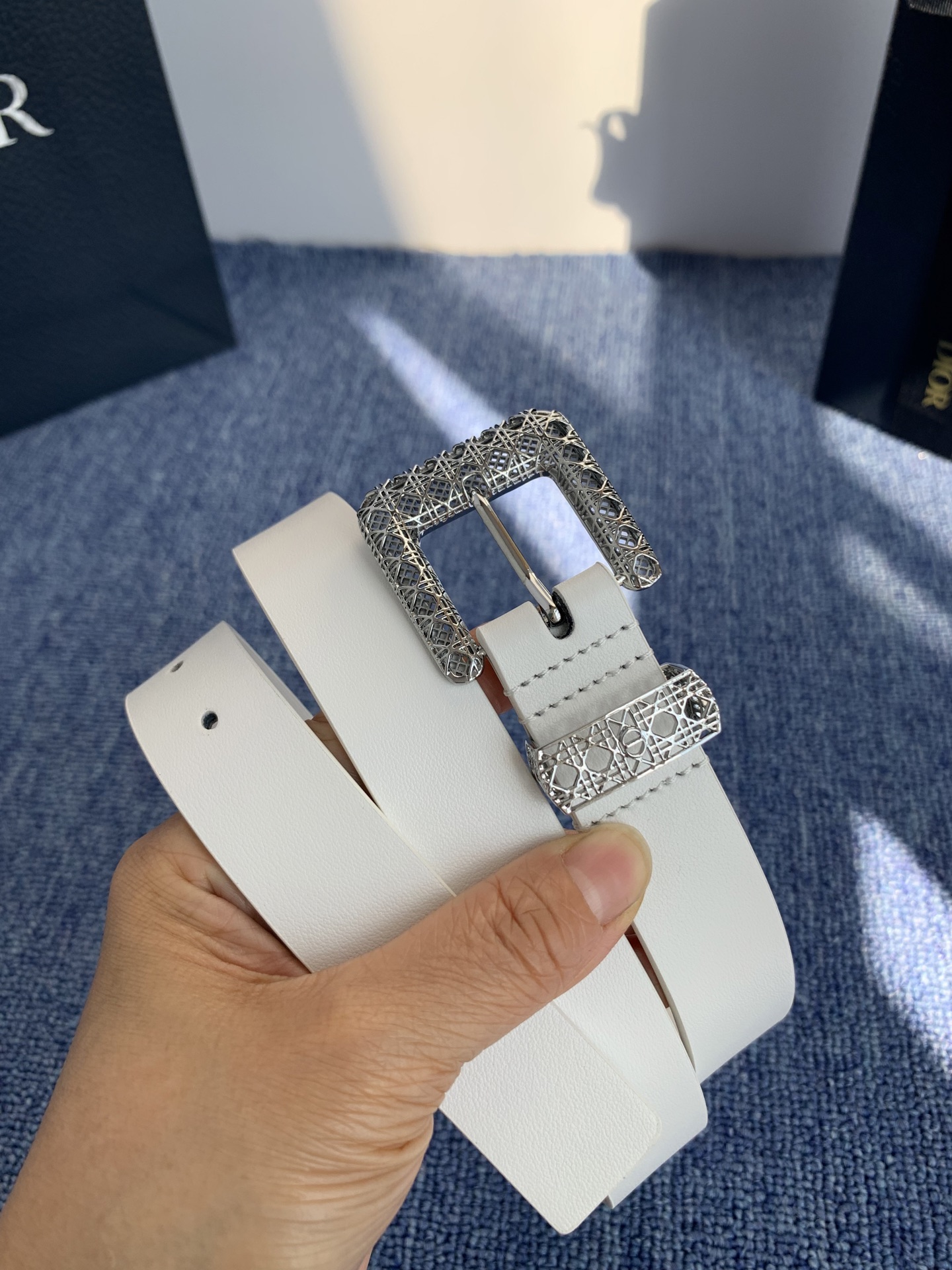 😍😍😍迪奥 2.5CM 😍这款 Montaigne Avenue 腰带从同名手袋汲取灵感，采用黑色光滑 