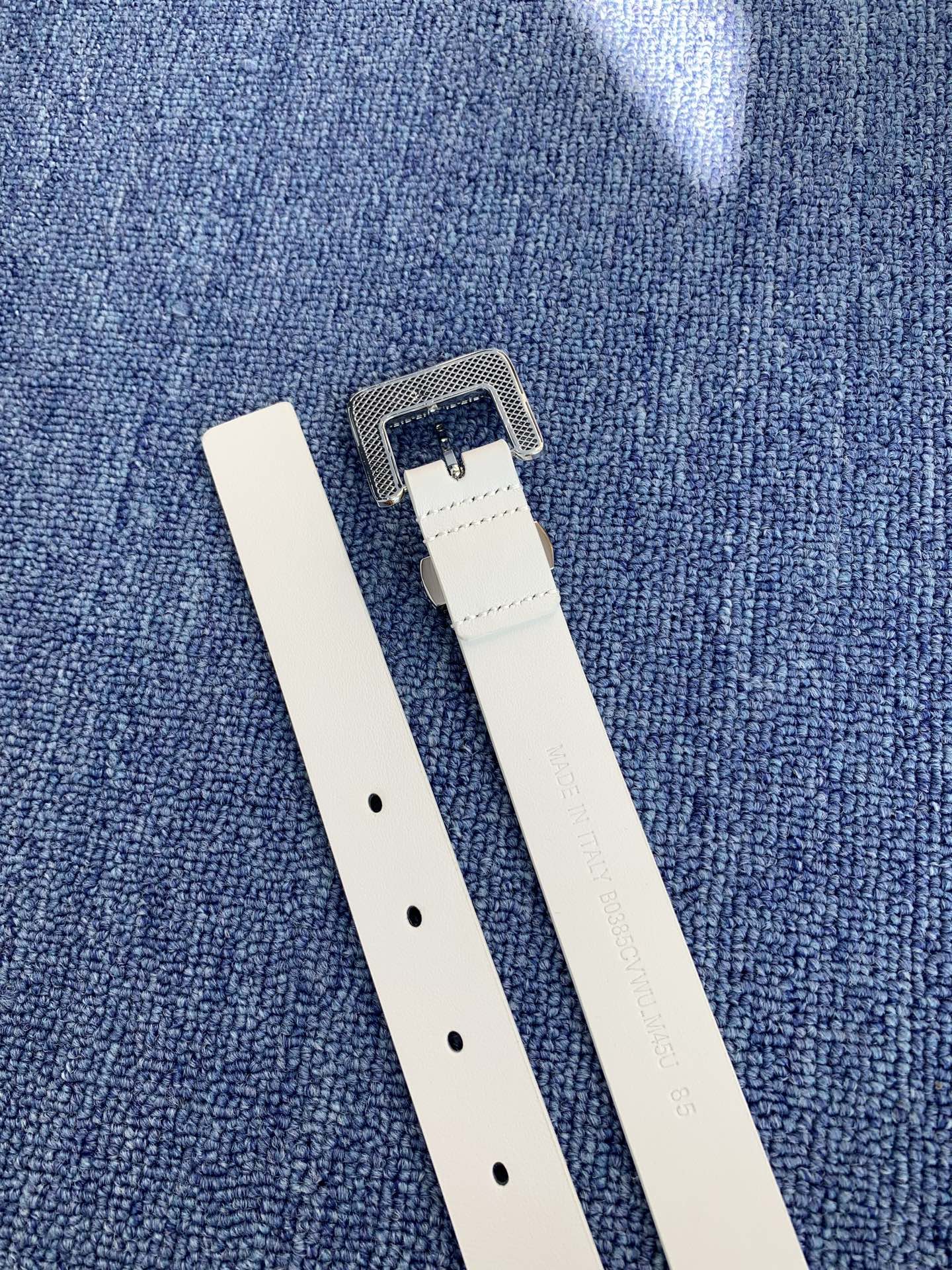 😍😍😍迪奥 2.5CM 😍这款 Montaigne Avenue 腰带从同名手袋汲取灵感，采用黑色光滑 